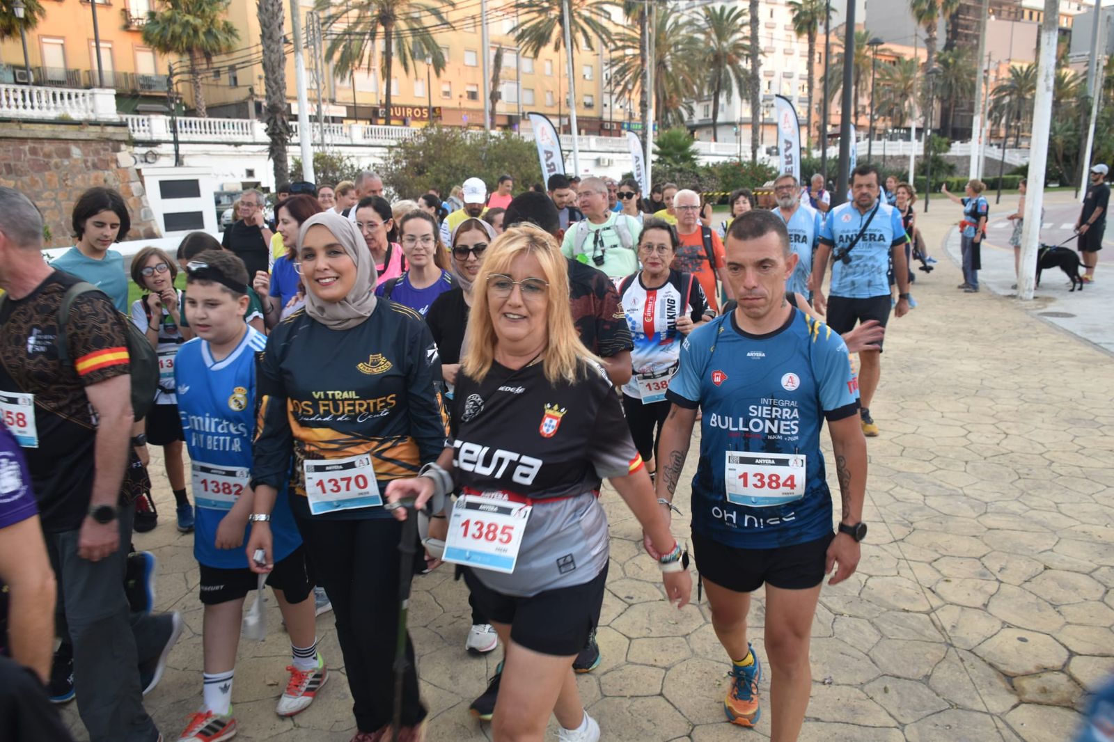 Decenas de senderistas llenan de luz y deporte la XVIII Marcha Nocturna Familiar de Ceuta