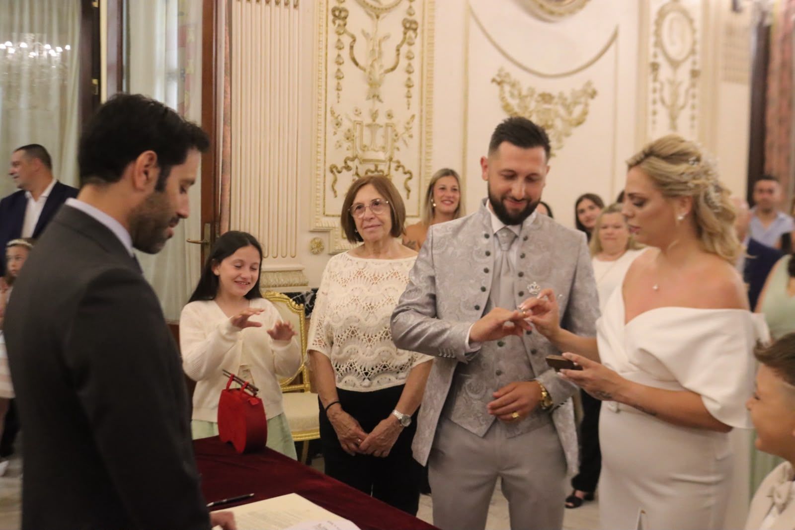 Eduardo y Tamara se dan el “sí, quiero” en el Salón del Trono