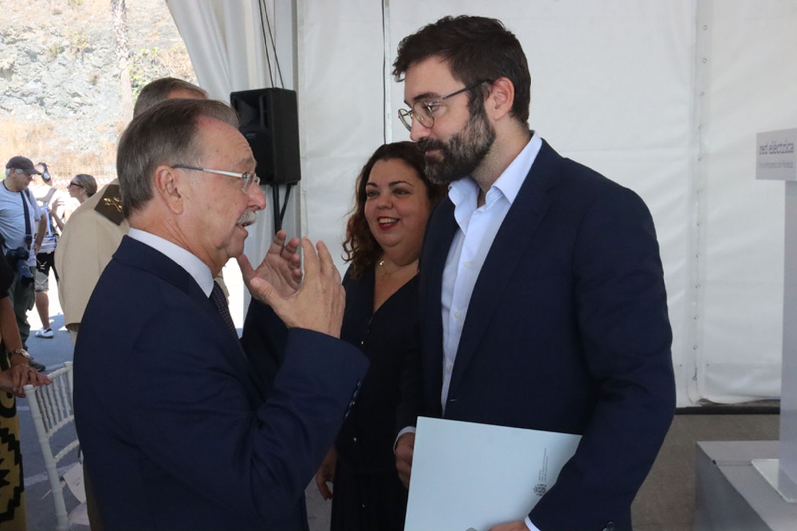 Vivas y la delegada del Gobierno, Cristina Pérez, conversan con el secretario de Estado de Energía, Joan Groizard