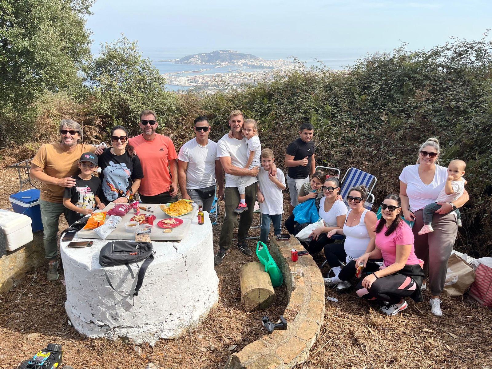 Una Mochila vivida con un ojo puesto en la preservación del entorno natural Una Mochila vivida con un ojo puesto en la preservación del entorno natural