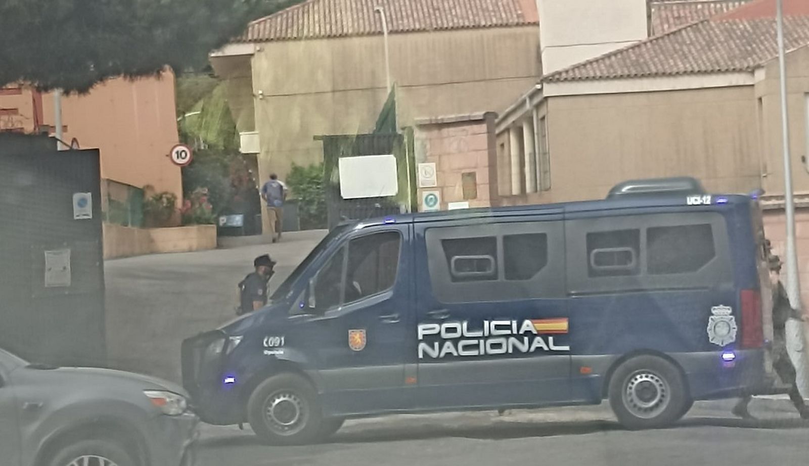 La Policía Nacional accedió al Colegio San Daniel para desalojar a los migrantes