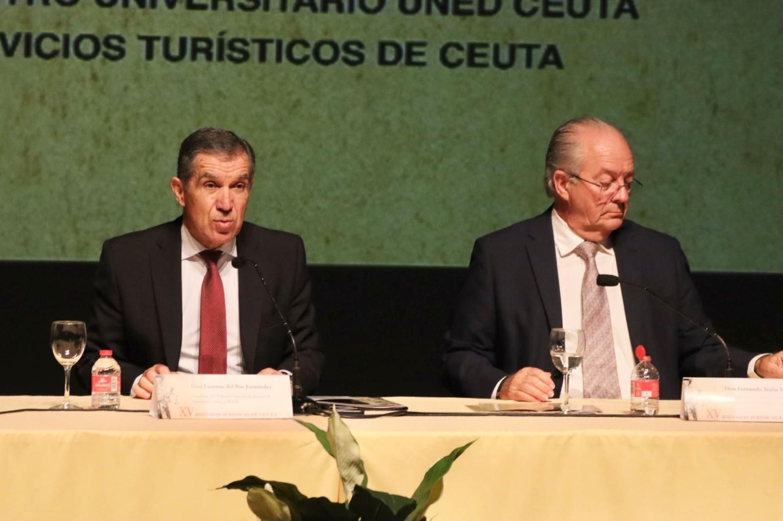 El presidente del TSJA, Lorenzo del Río (izquierda) en el Revellín con Fernando Tesón (derecha)