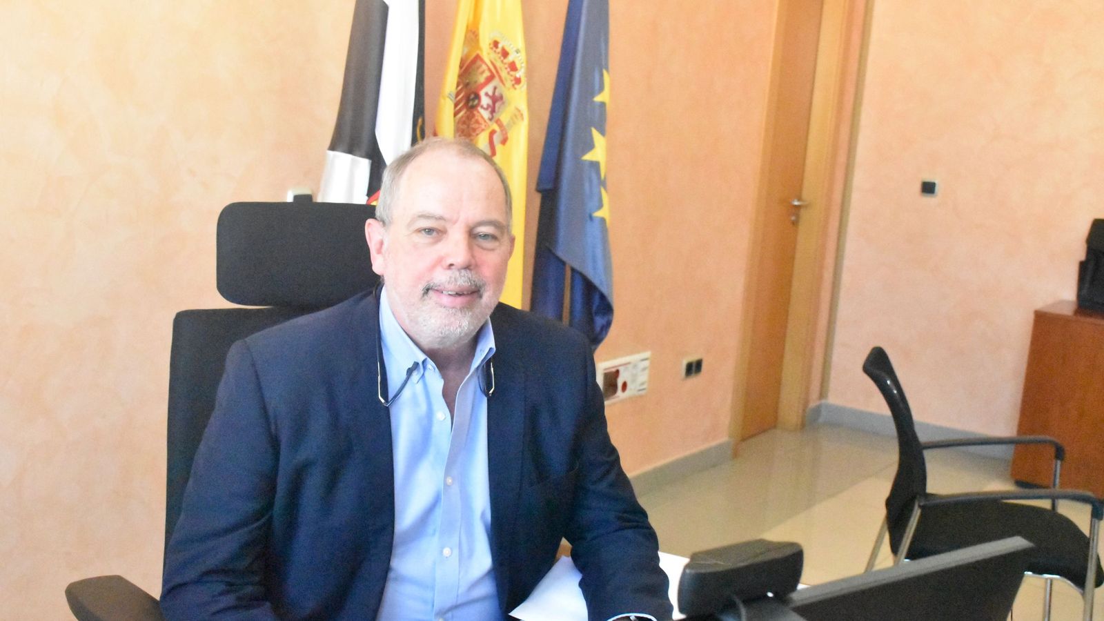 Cristóbal Guzmán en la mesa de su despacho.