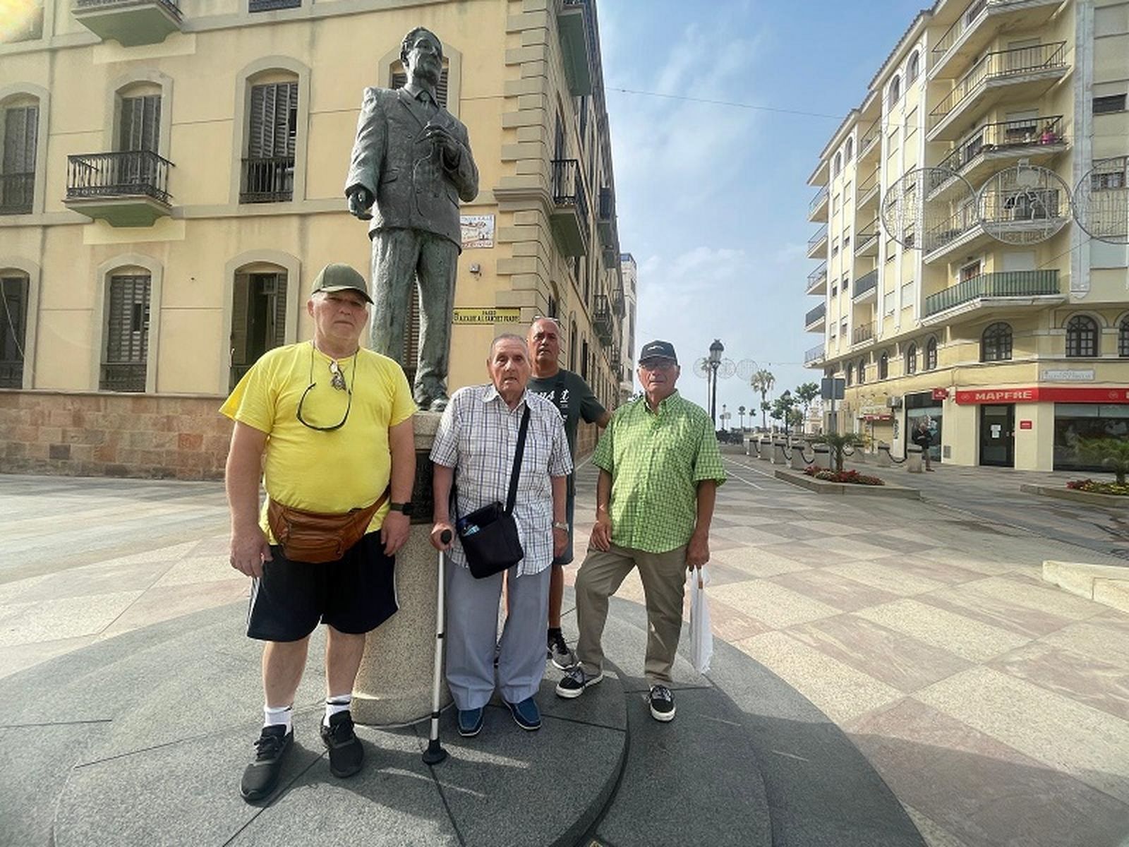 Antonio, Alfonso, José y Prudencio junto al monumento de Sánchez Prado, donde se encuentra la placa con los nombres de los escoltas fusilados. / FOTO REDUAN