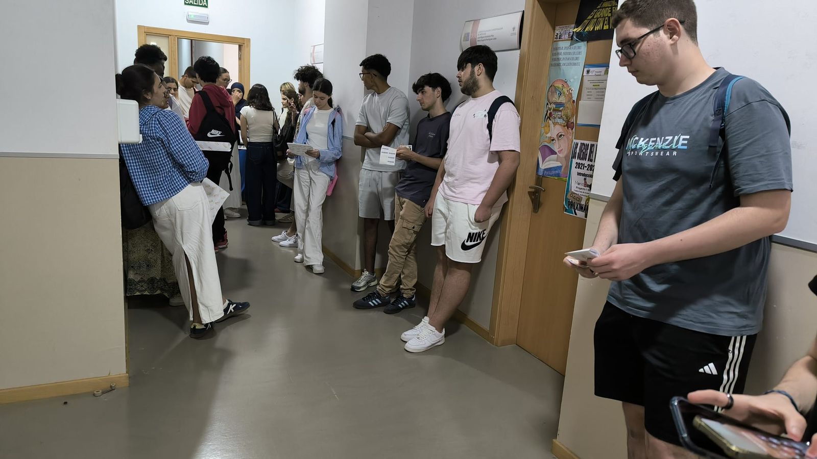 Alumnos esperando a ser llamados por el docente para pasar a un examen