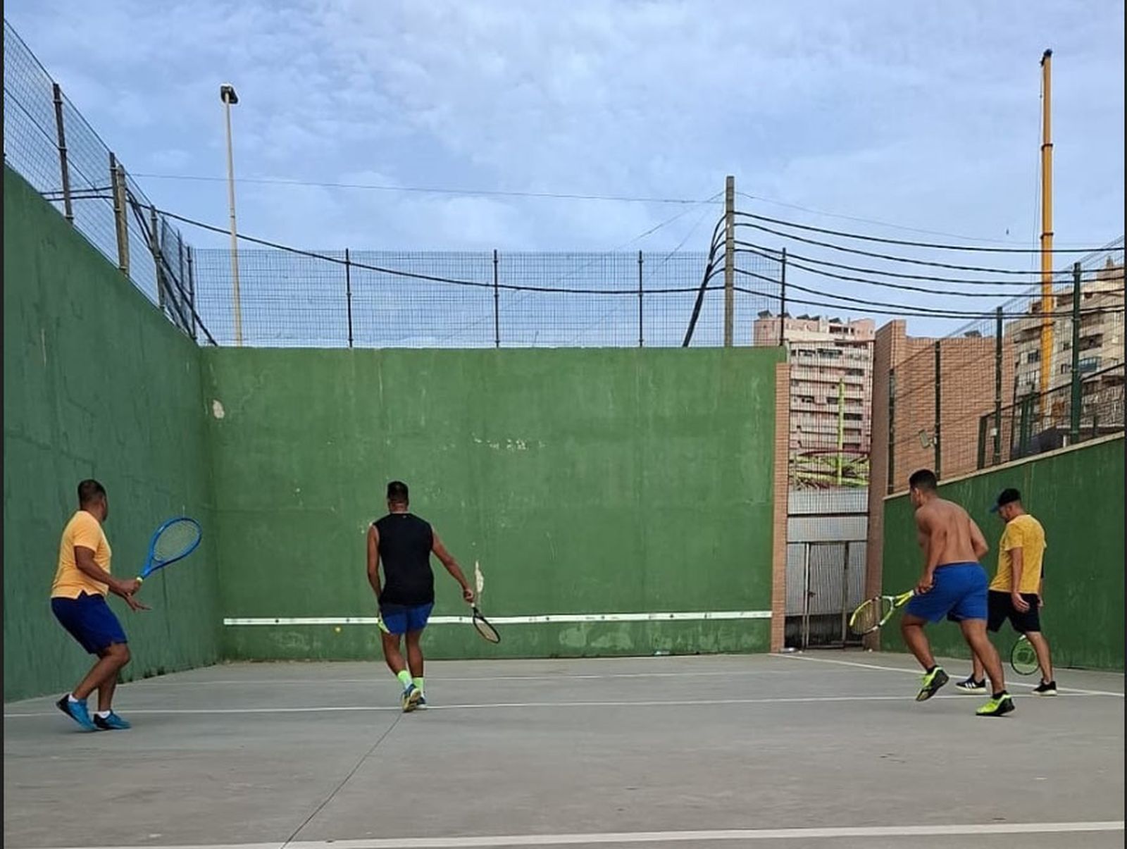 Aficionados juegan al frontón en la pista de La Marina