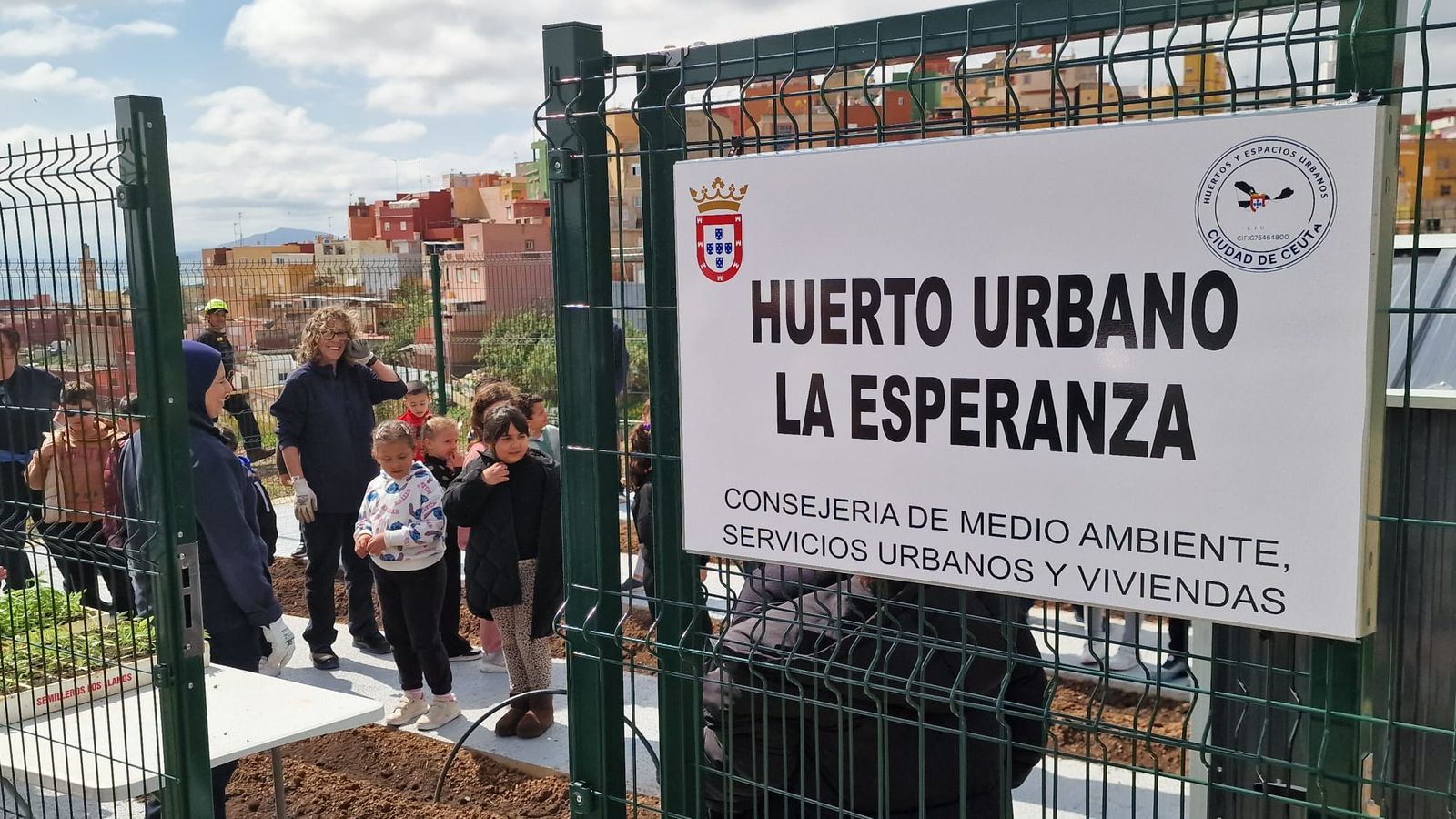 Cartel oficial del huerto urbano ubicado en el acceso al espacio verde