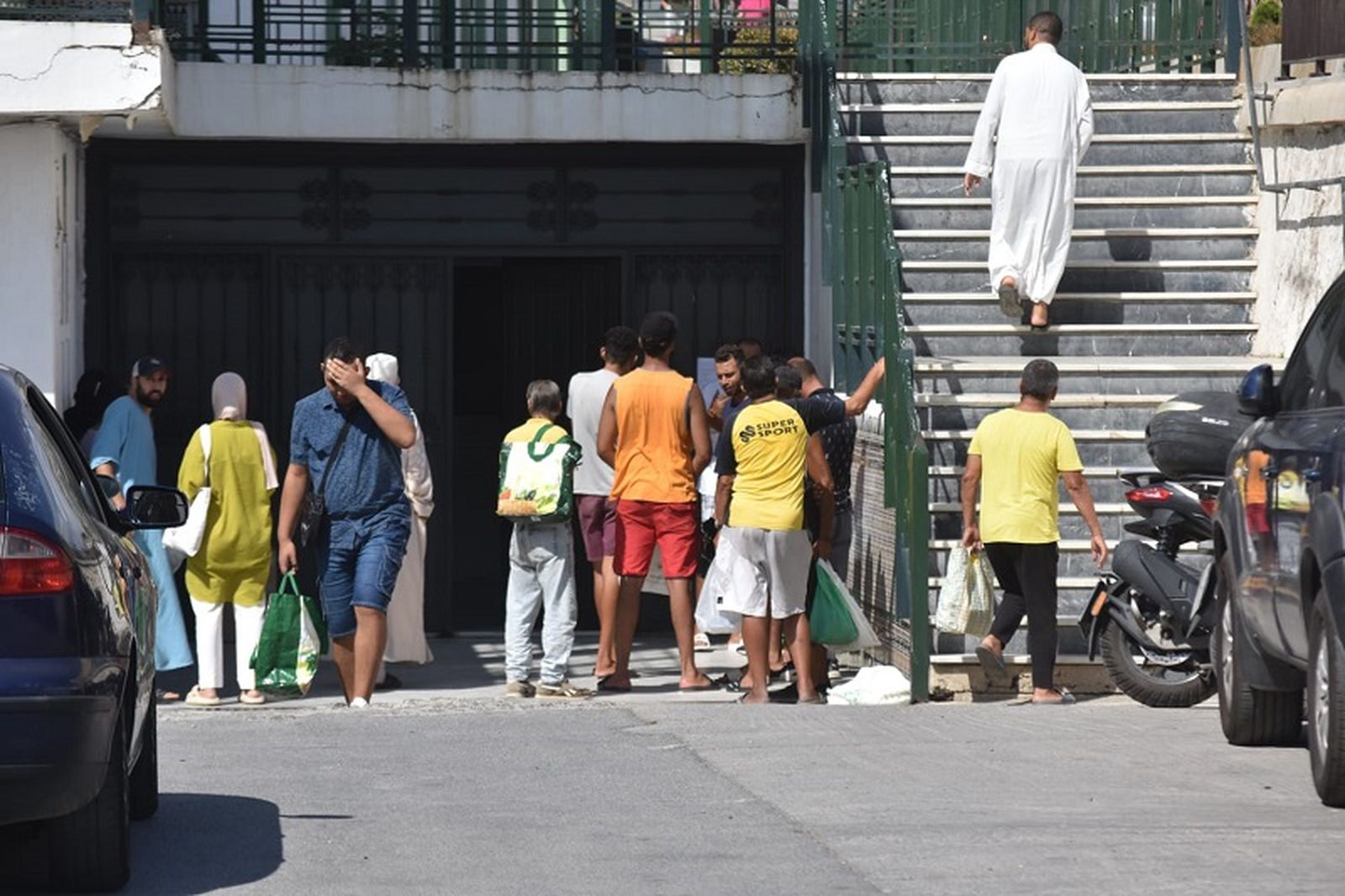 Varias personas a las puertas de Luna Blanca para recoger bolsas con alimentos. / FOTO EL PUEBLO