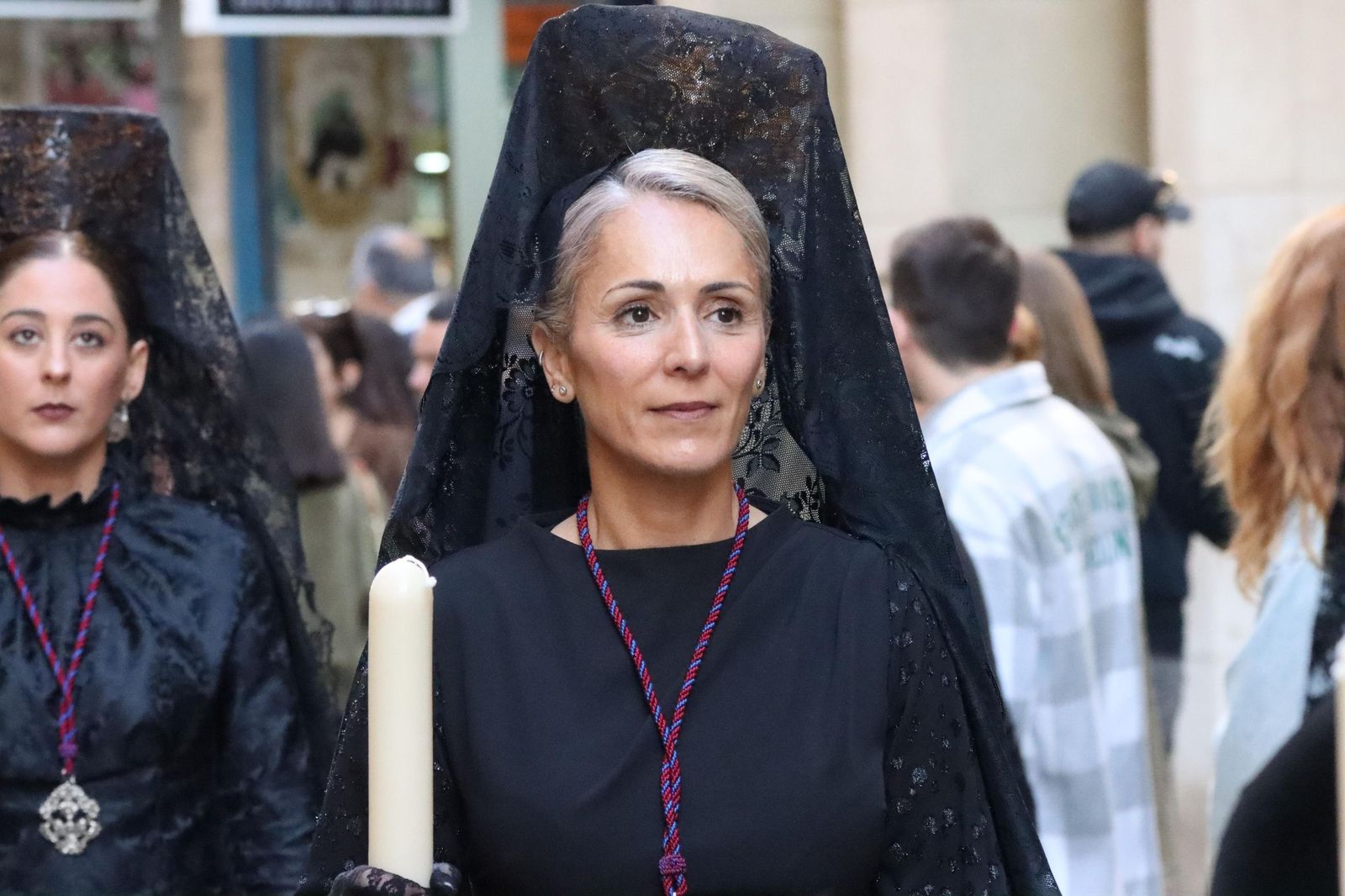 Cuarenta y cinco hombres bajo las trabajaderas y uno "ayudando desde el cielo"