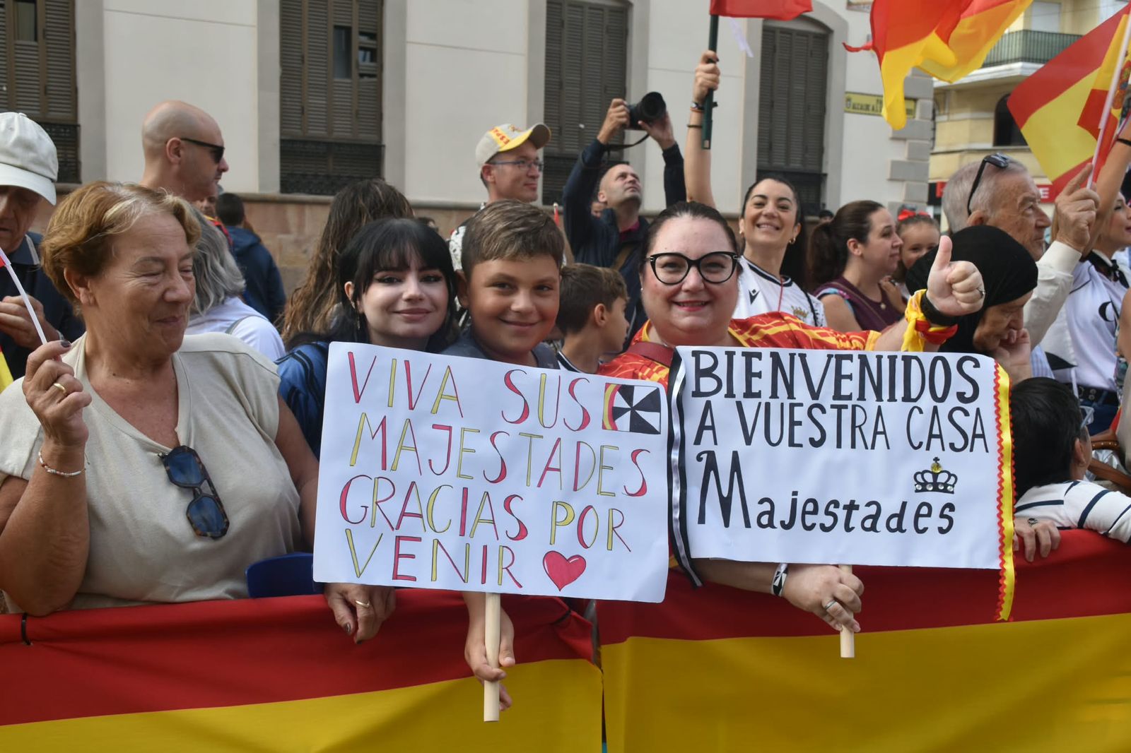 Los Reyes muestran su cercanía a los ceutíes nada más llegar a la ciudad