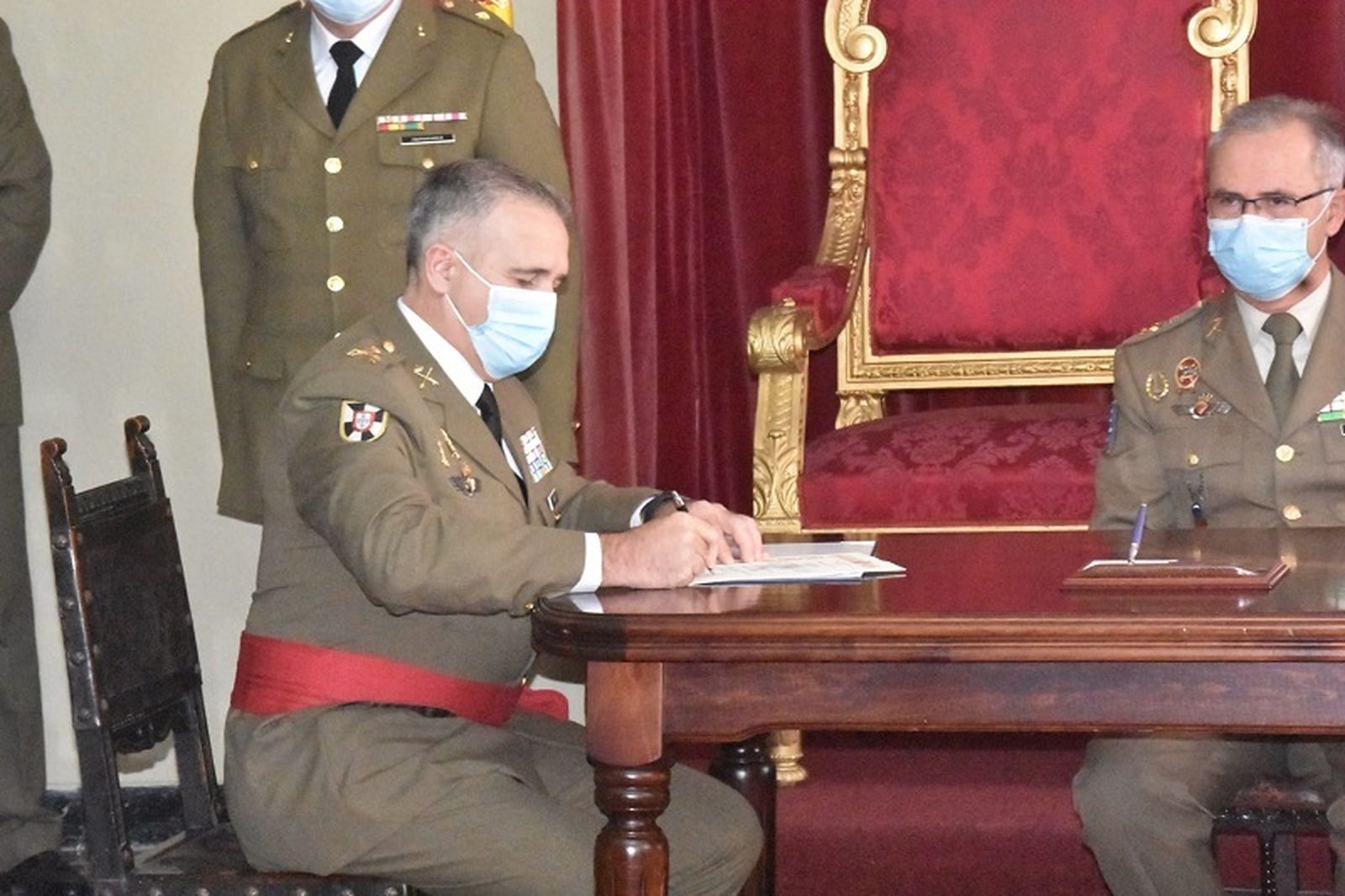 Marcos Llago, nuevo comandante general de Ceuta, firmando la toma de posesión./FOTO NICOL'S