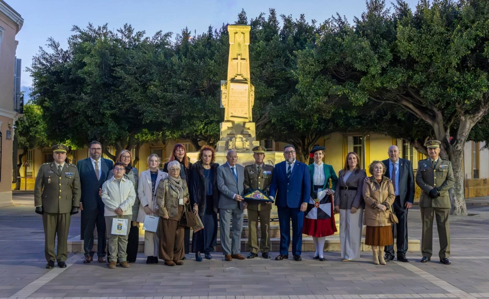 La Comandancia General entrega la enseña nacional a la Casa Regional de Ceuta en Melilla