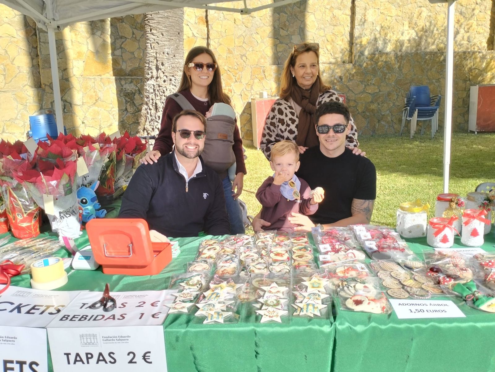 Puesto instalado en los jardines de la Fundación con manualidades de sus usuarios