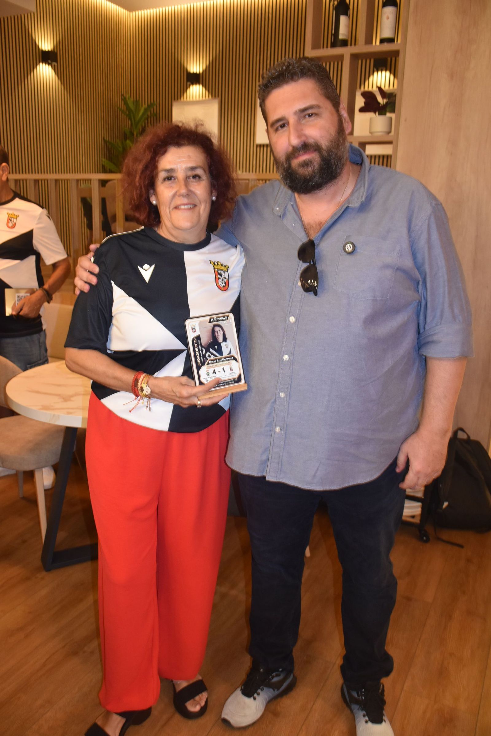 El Pueblo de Ceuta reúne a sus ‘Jugadores nº12’ y convierte su pasión por el Ceuta en cromos