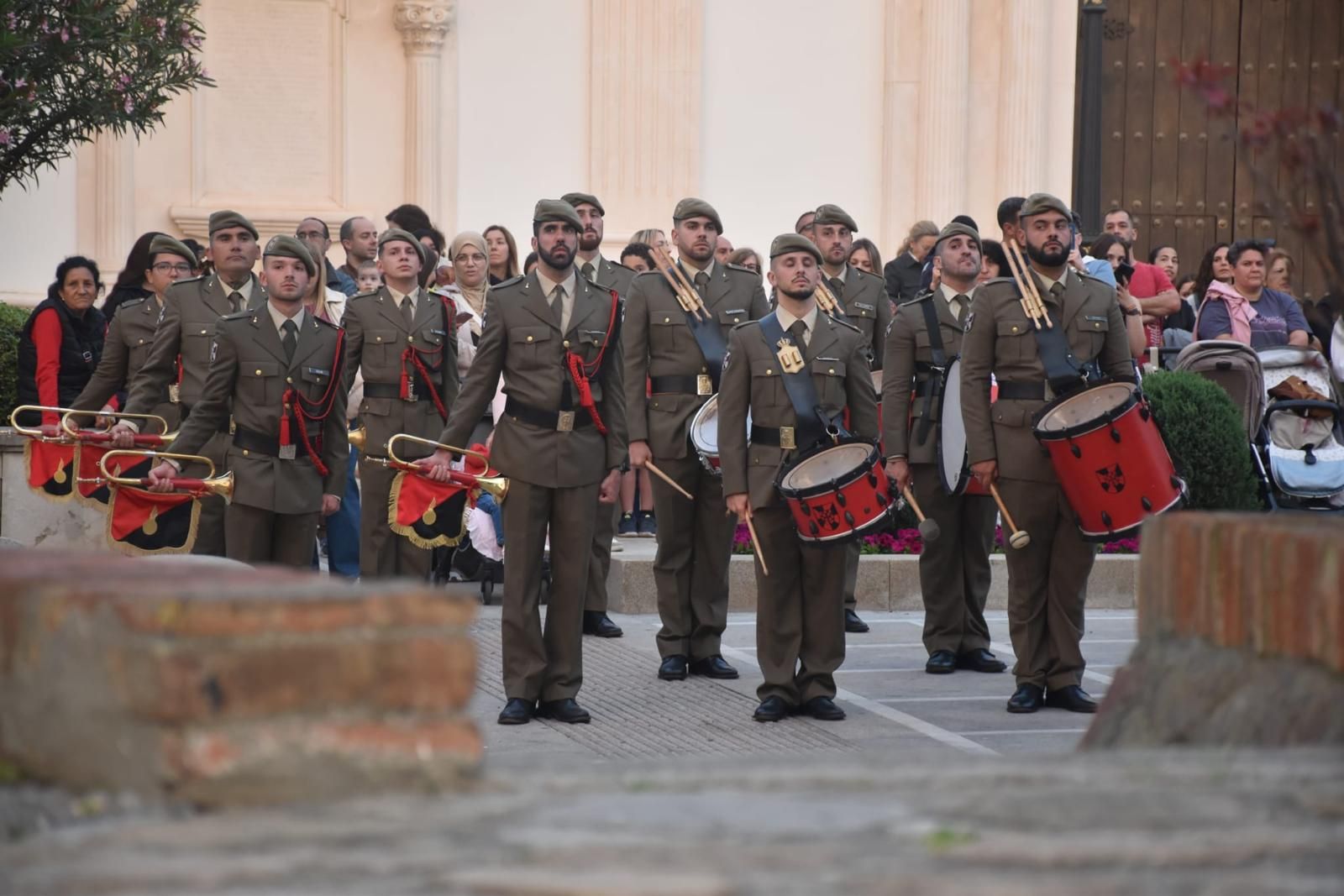 El Ramix 30 protagoniza un solemne arriado de bandera en ‘Foso Almina’