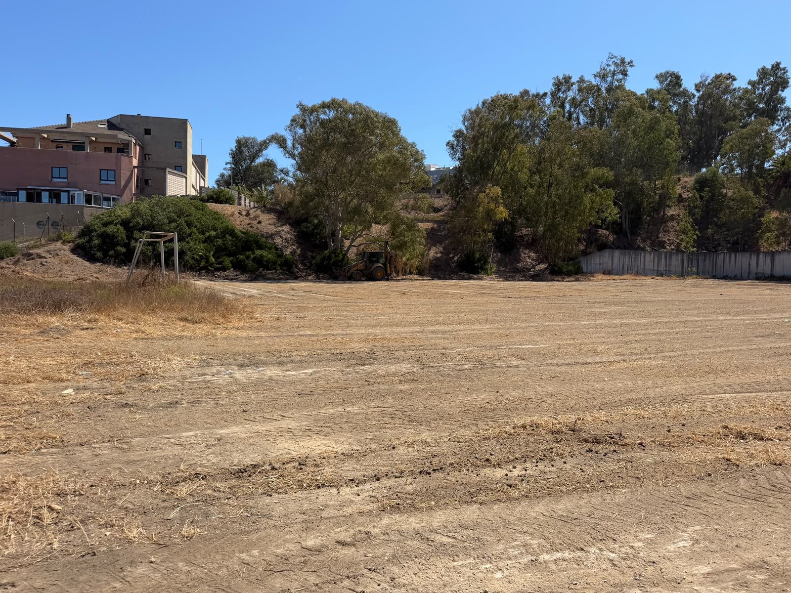 El campo de fútbol del acuartelamiento de Caballería ha comenzado a adecentarse para montar uno de los centros temporales de acogida