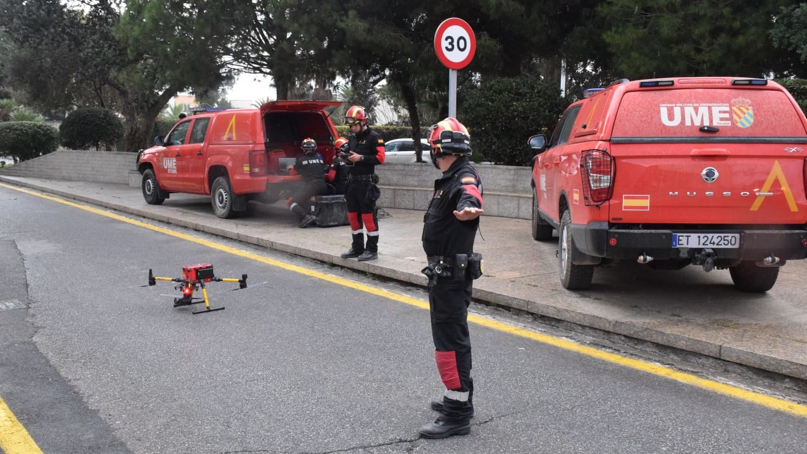 Los militares operan un dron