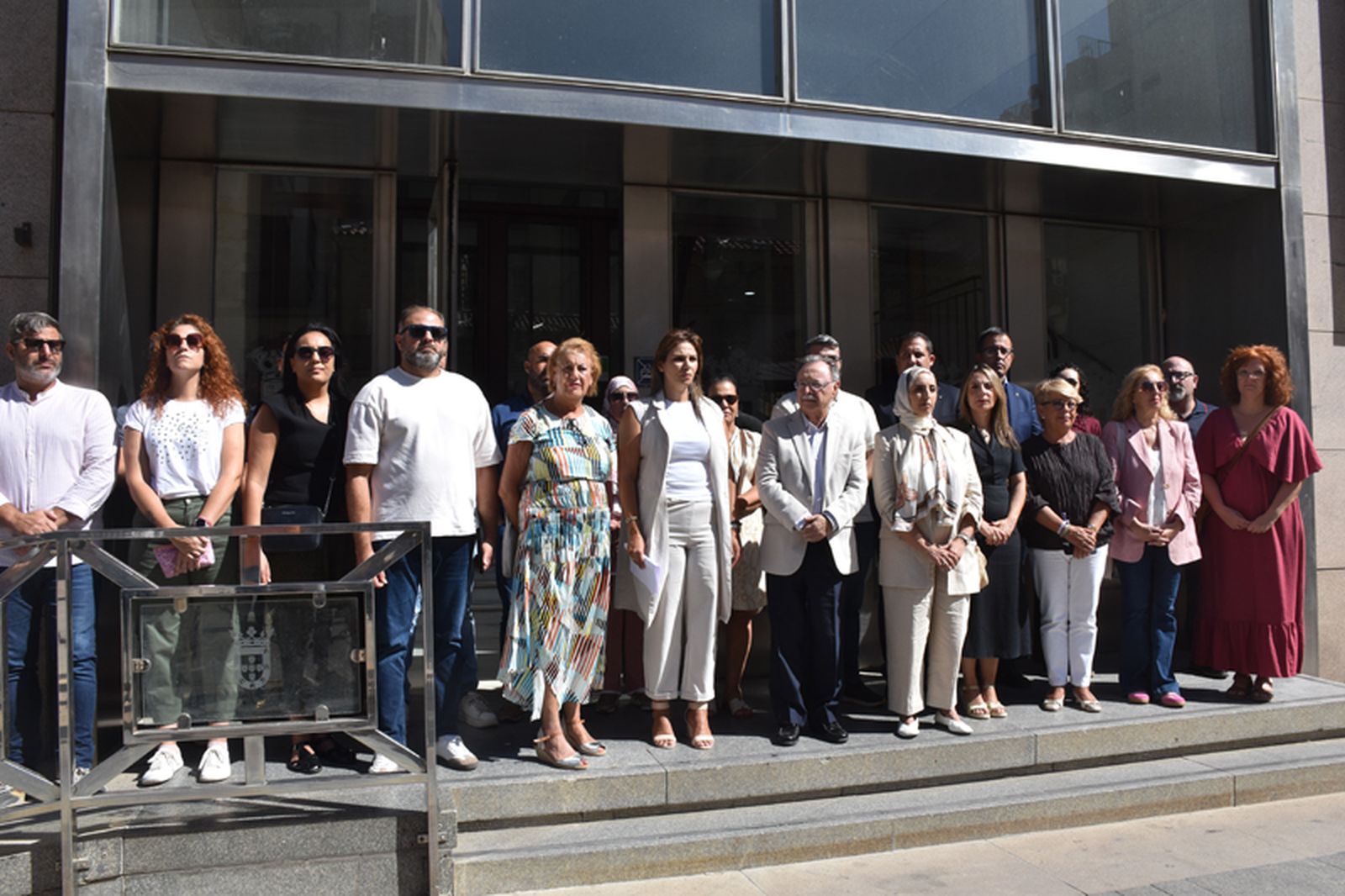 Miembros de la Asamblea de Ceuta concentrados por el Día Mundial contra el Sucidio. / FOTO G.S.