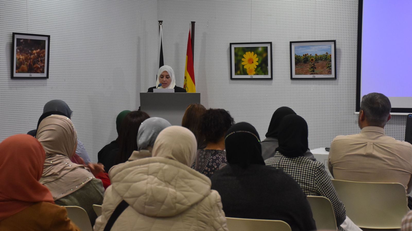 La responsable de la asociación Enfermos Sin Fronteras, Fatima Sora, presenta al psicólogo Nizar Liemlahi