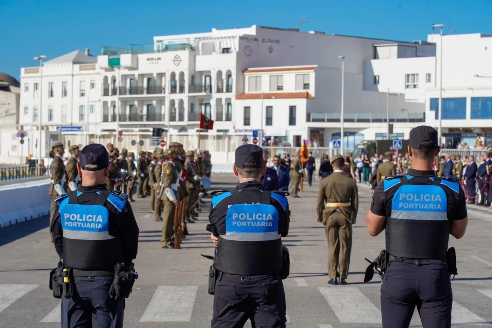 Varios policías portuarios de la APBA durante su jornada laboral