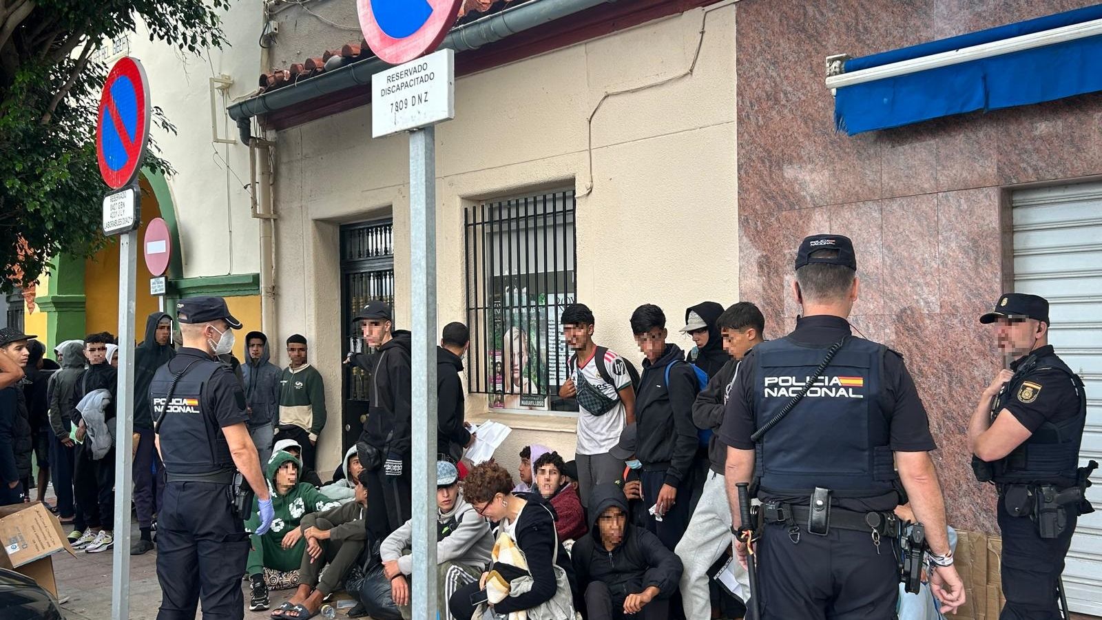 Menores en el Paseo de Colón para ser filiados en comisaría