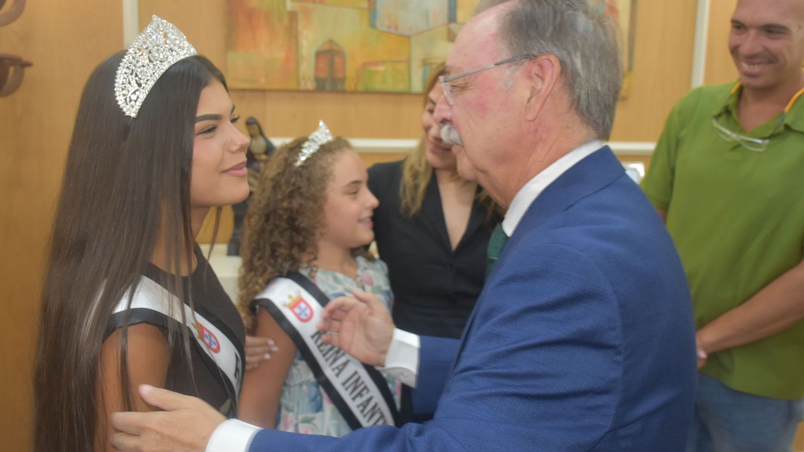 La Reina de las Fiestas, Marina Cantón, saluda al Presidente de la ciudad autónoma