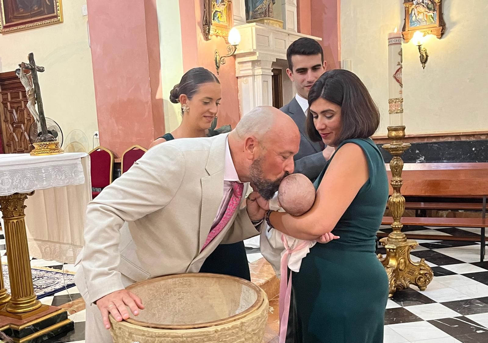 María recibe el Sacramento del bautismo