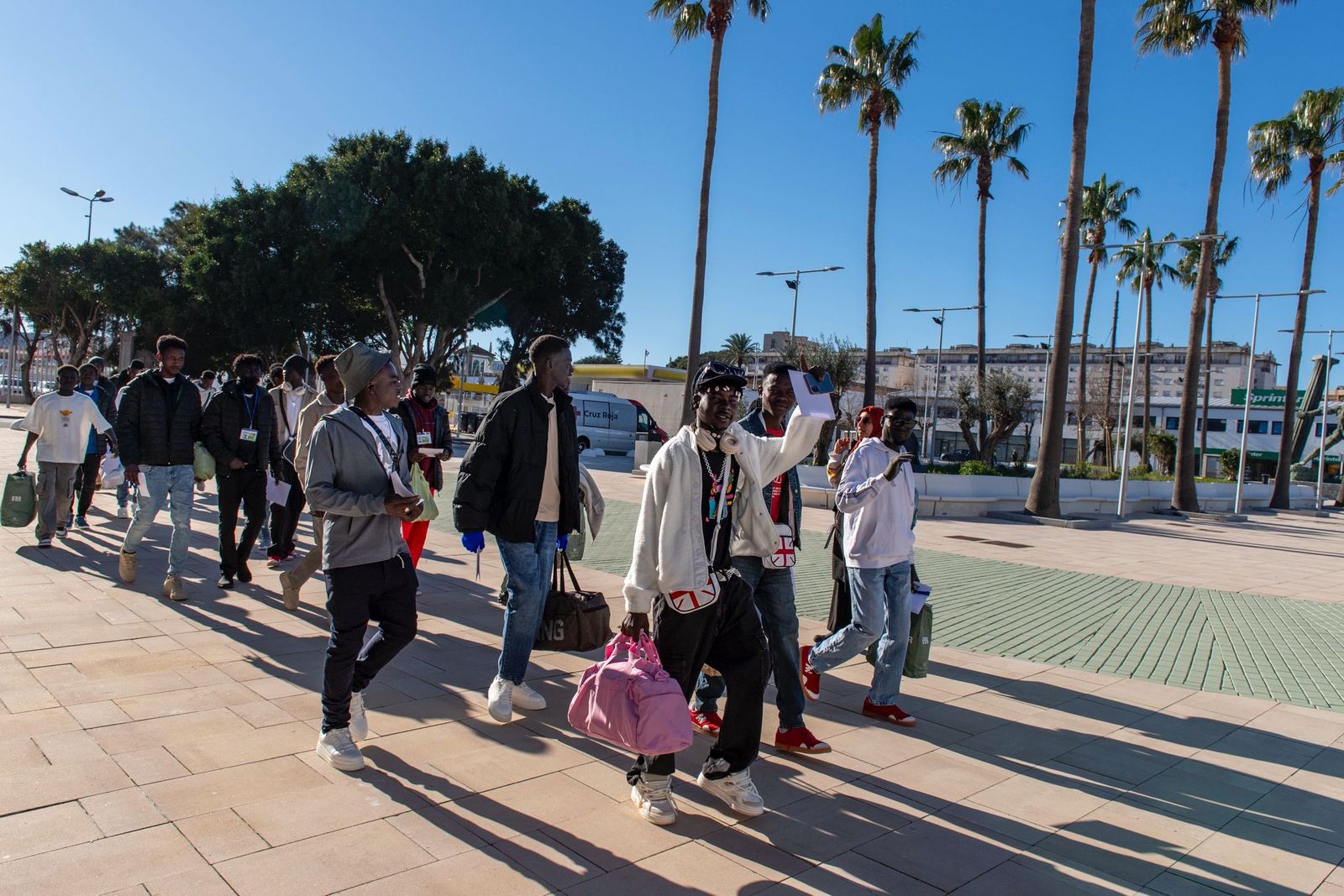Migrantes del CETI llegan a la Estación Marítima de Ceuta para partir a la península en el traslado de este martes