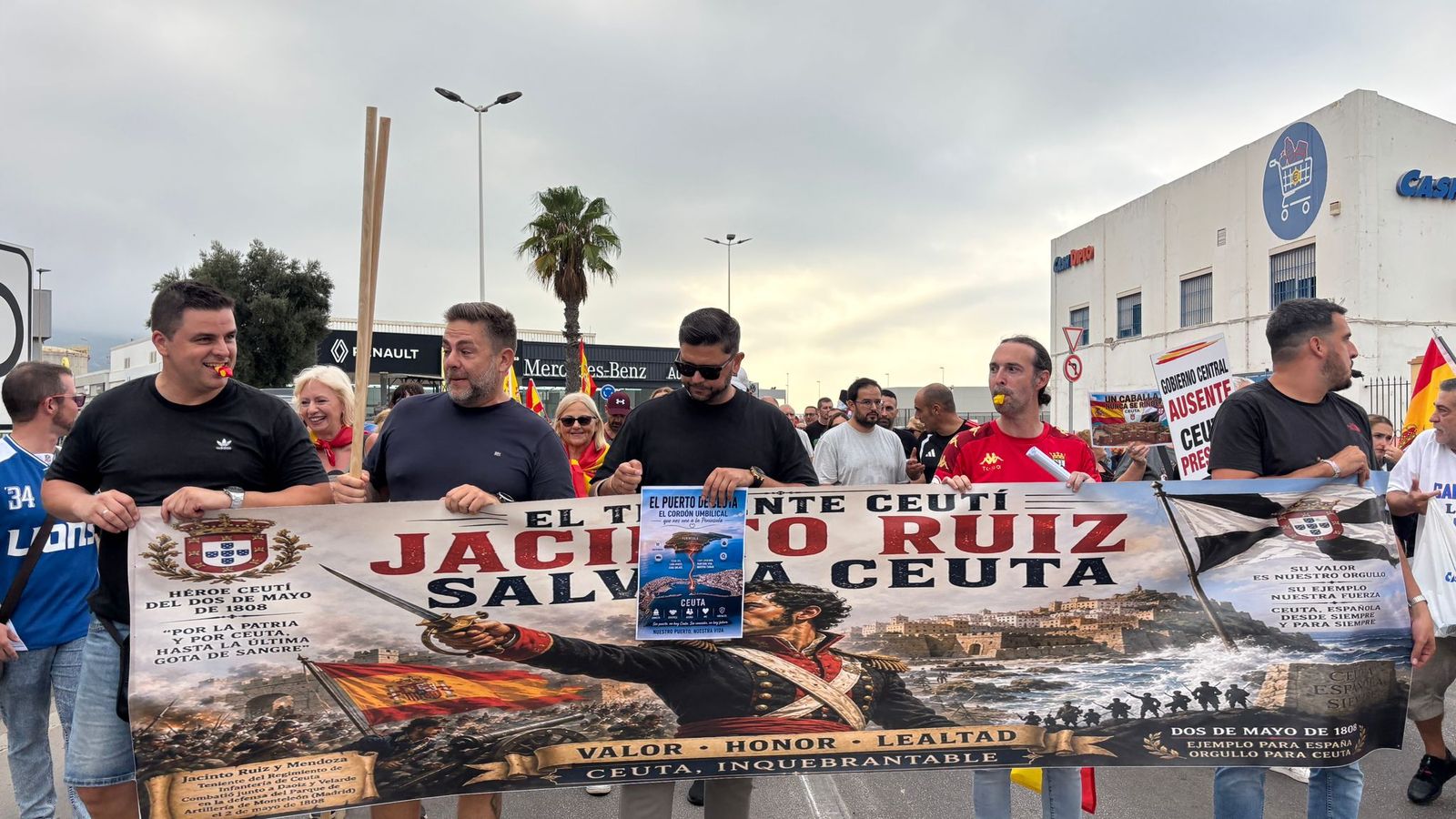 Los residentes de Parques de Ceuta y JOP mantienen la recogida de firmas y anuncian movilizaciones diarias para pedir que se reconsidere la ubicación del proyecto, próximo a viviendas, comercios y al colegio Ortega y Gasset