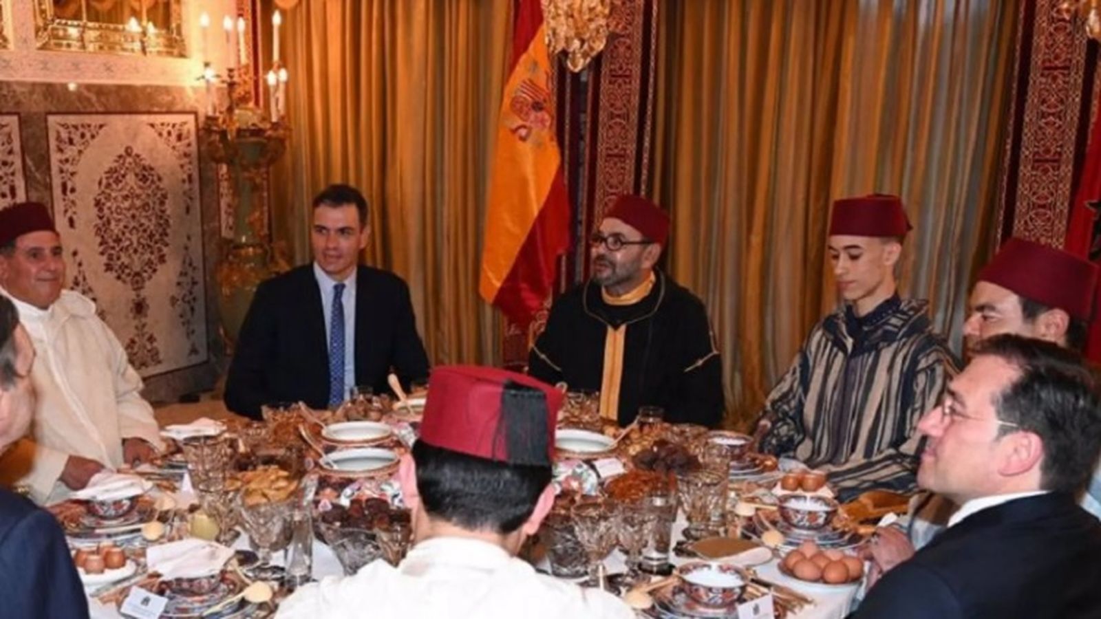 Sánchez durante un encuentro con Mohamed VI en el que las autoridades marroquíes colocaron la bandera del revés