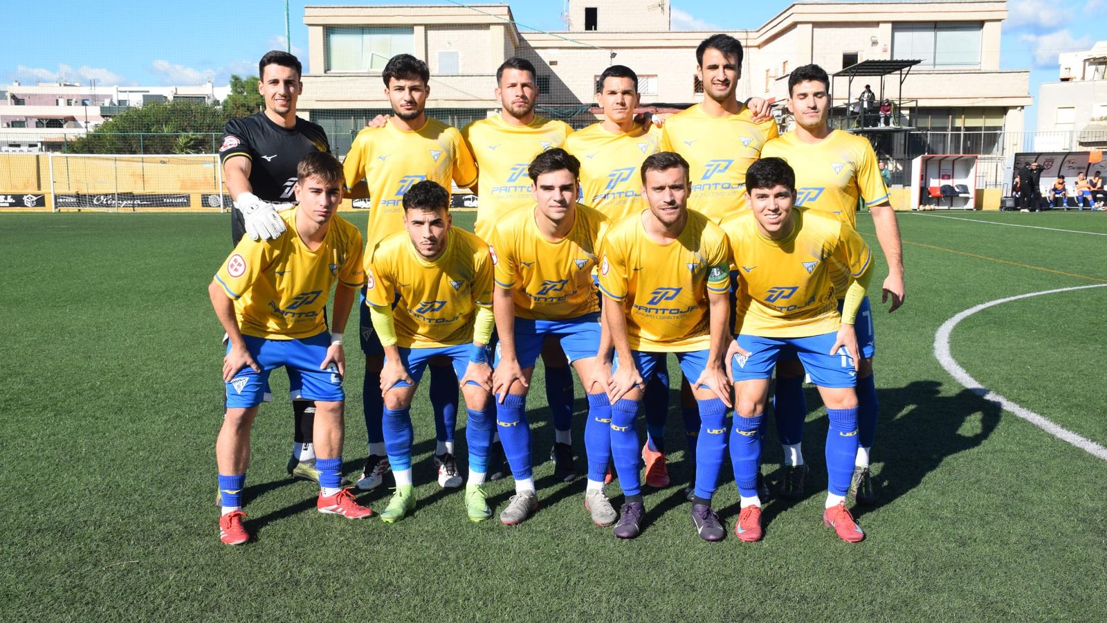 (2-1) El filial de la AD Ceuta se impone al UD Tomares y se afianza en zona de playoff