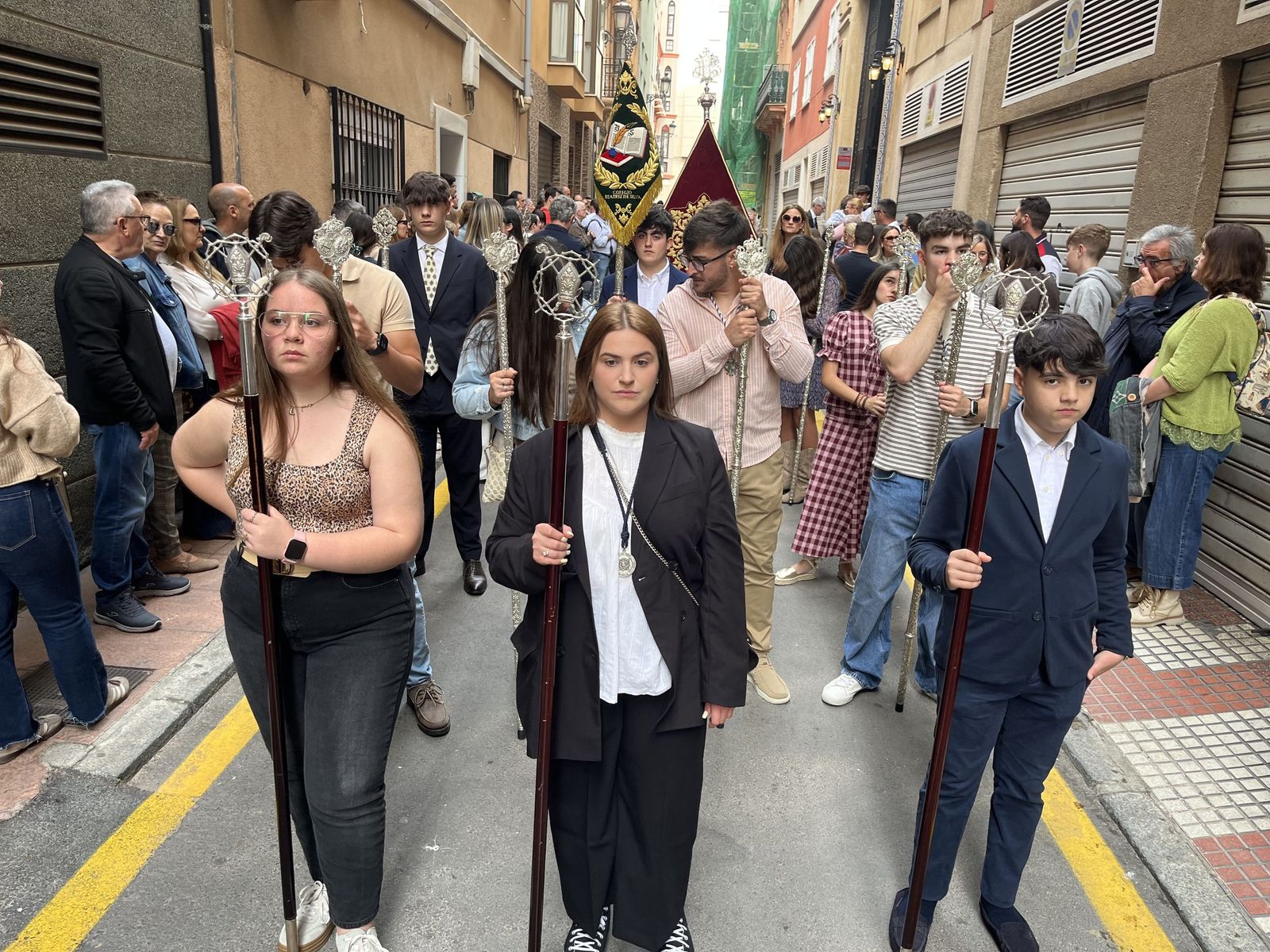 Ceuta acompaña a la Cruz de Mayo de La Flagelación en su primera salida con costaleros