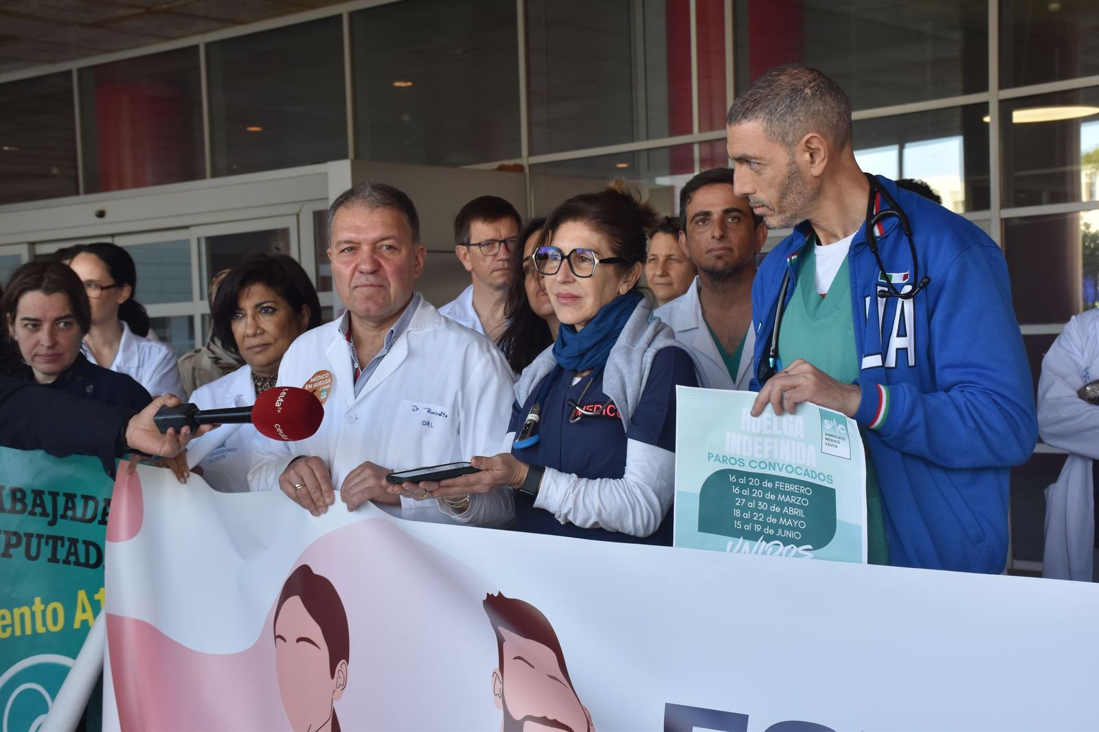 Concentración de médicos a las puertas del HUCE por el tercer día de la quinta huelga nacional para exigir un estatuto propio