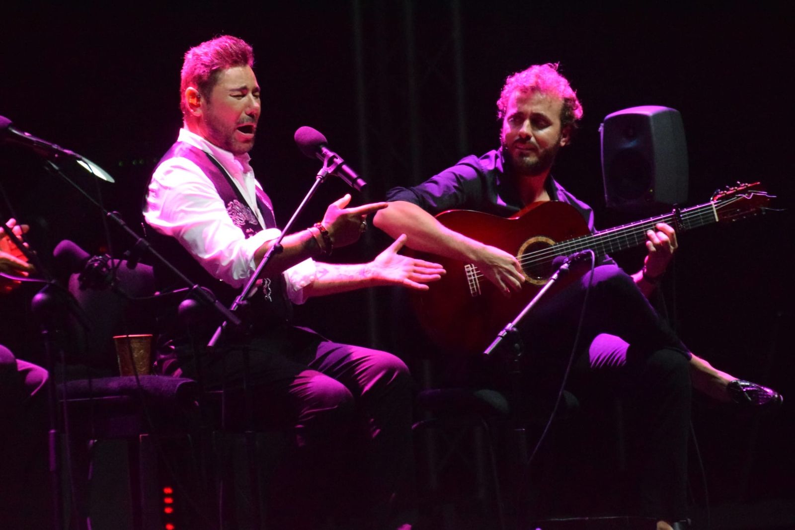 Miguel Poveda llena de poderío las Murallas en la noche más flamenca del año