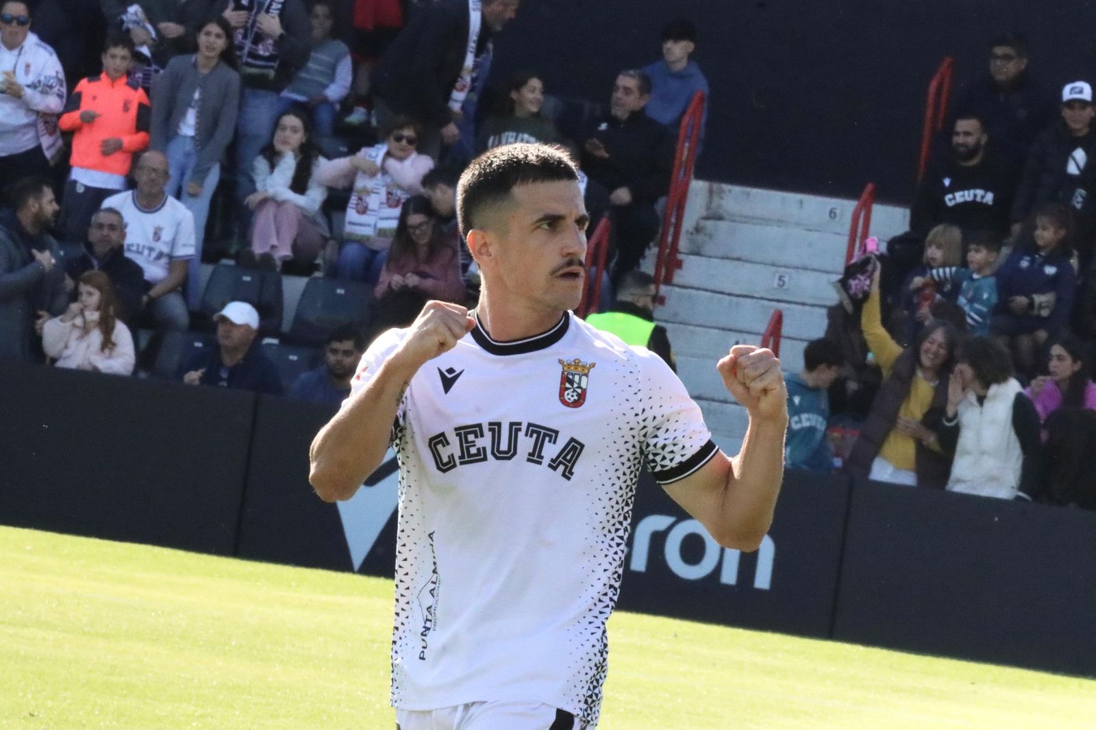 FOTOGALERÍA | Así se vivio la sexta victoria ceutí en el Alfonso Murube