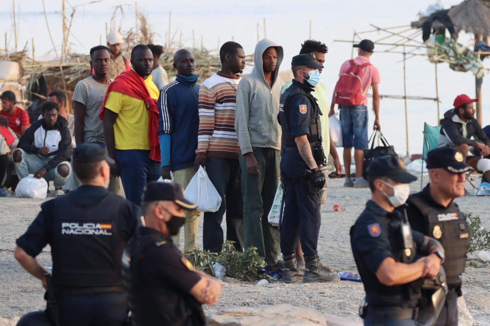 La Policía y la Guardia Civil desalojan la Playa del Trampolín