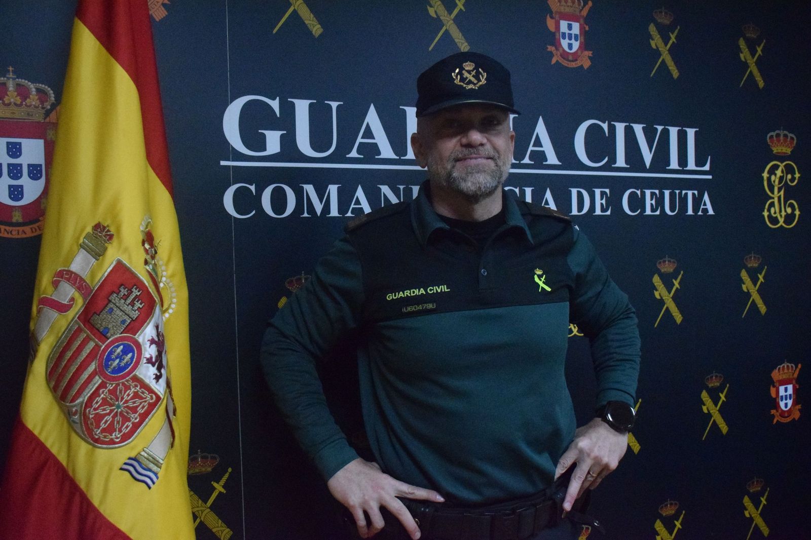 Miguel Zurita posando tras la entrevista en la Comandancia de la Guardia Civil