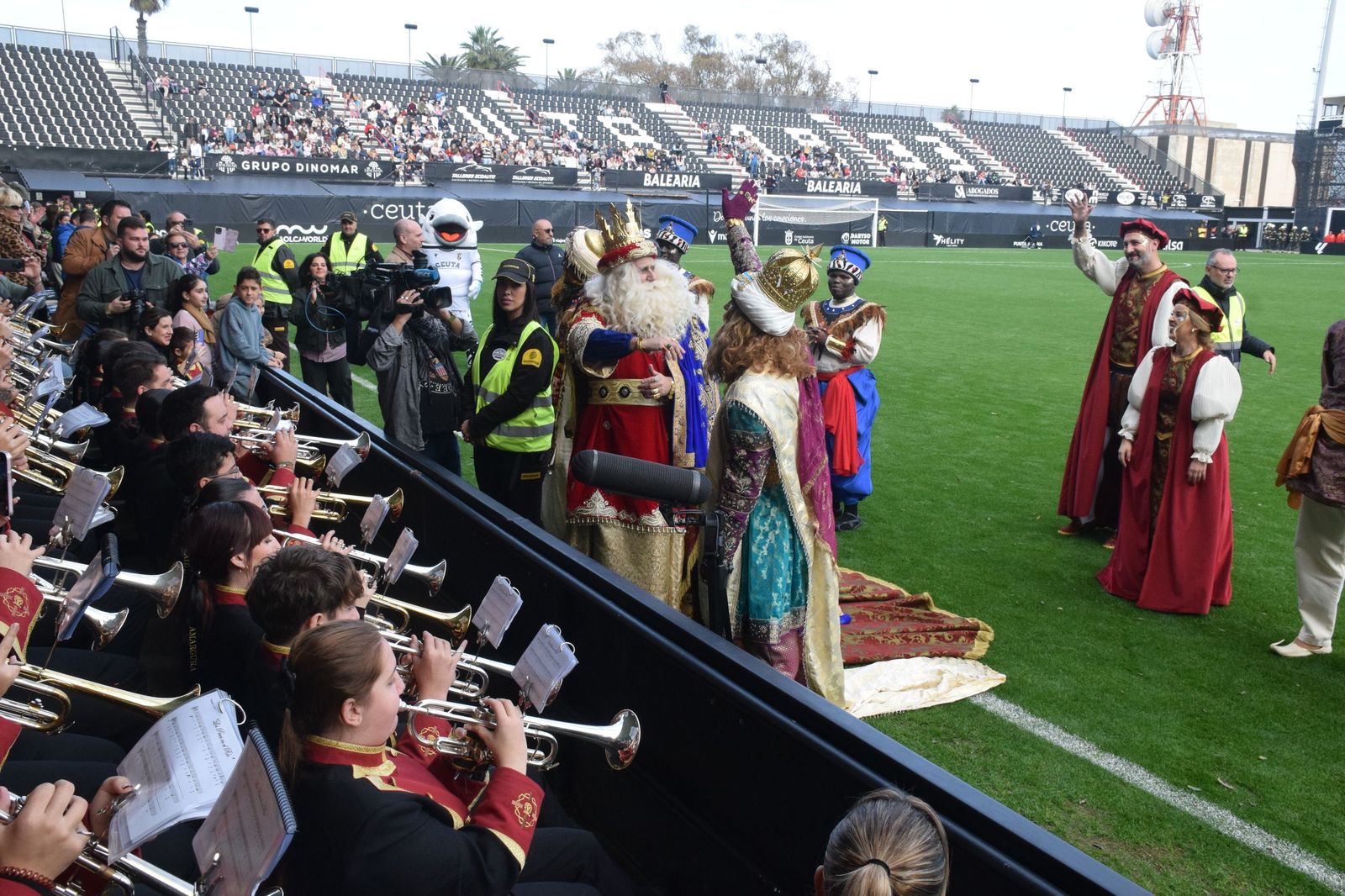 Los Reyes Magos aterrizan en el Alfonso Murube horas antes de la cabalgata