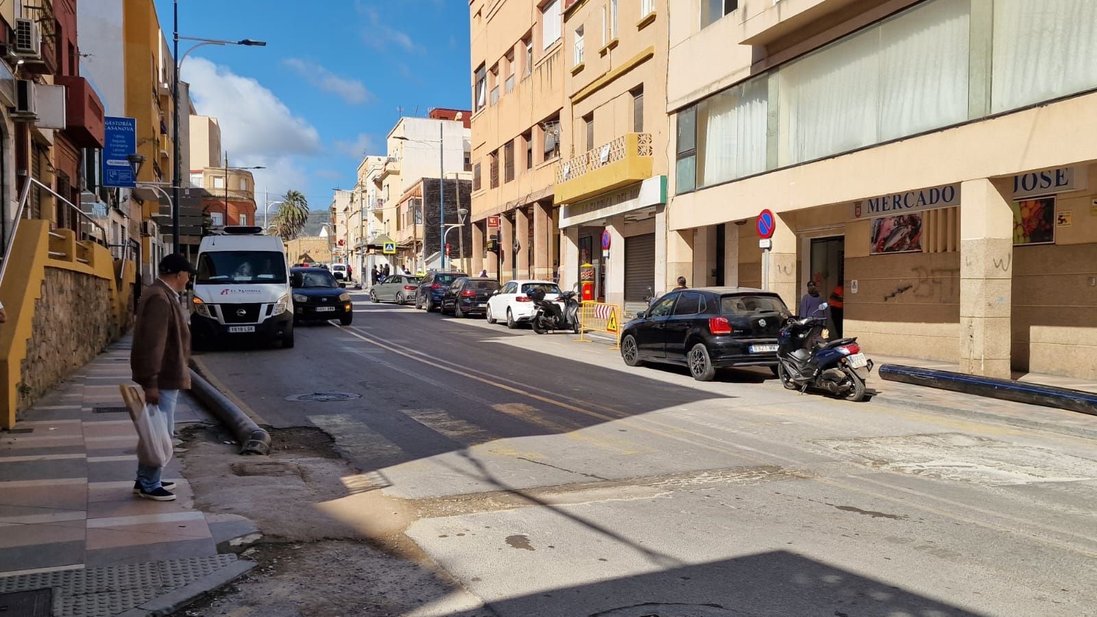 Instalación de las tuberías que suministrarán de manera provisional el agua en la segunda fase de la obra. Instalación de las tuberías que suministrarán de manera provisional el agua en la segunda fase de la obra.