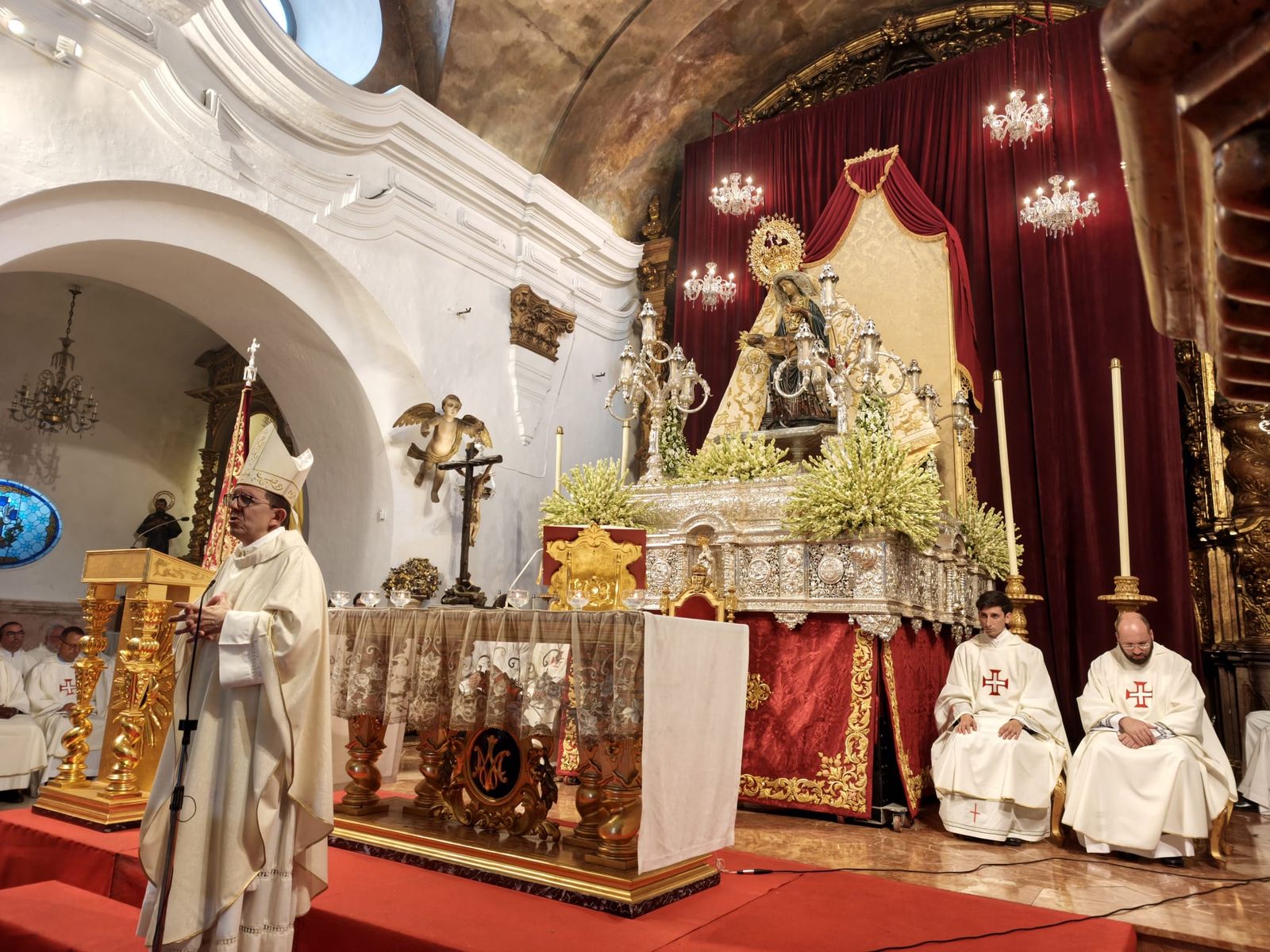 La Virgen de África emociona a Ceuta en una procesión para la historia