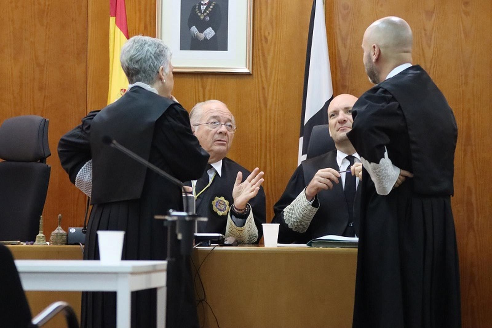 El tribunal y el fiscal. / FOTO REDUAN