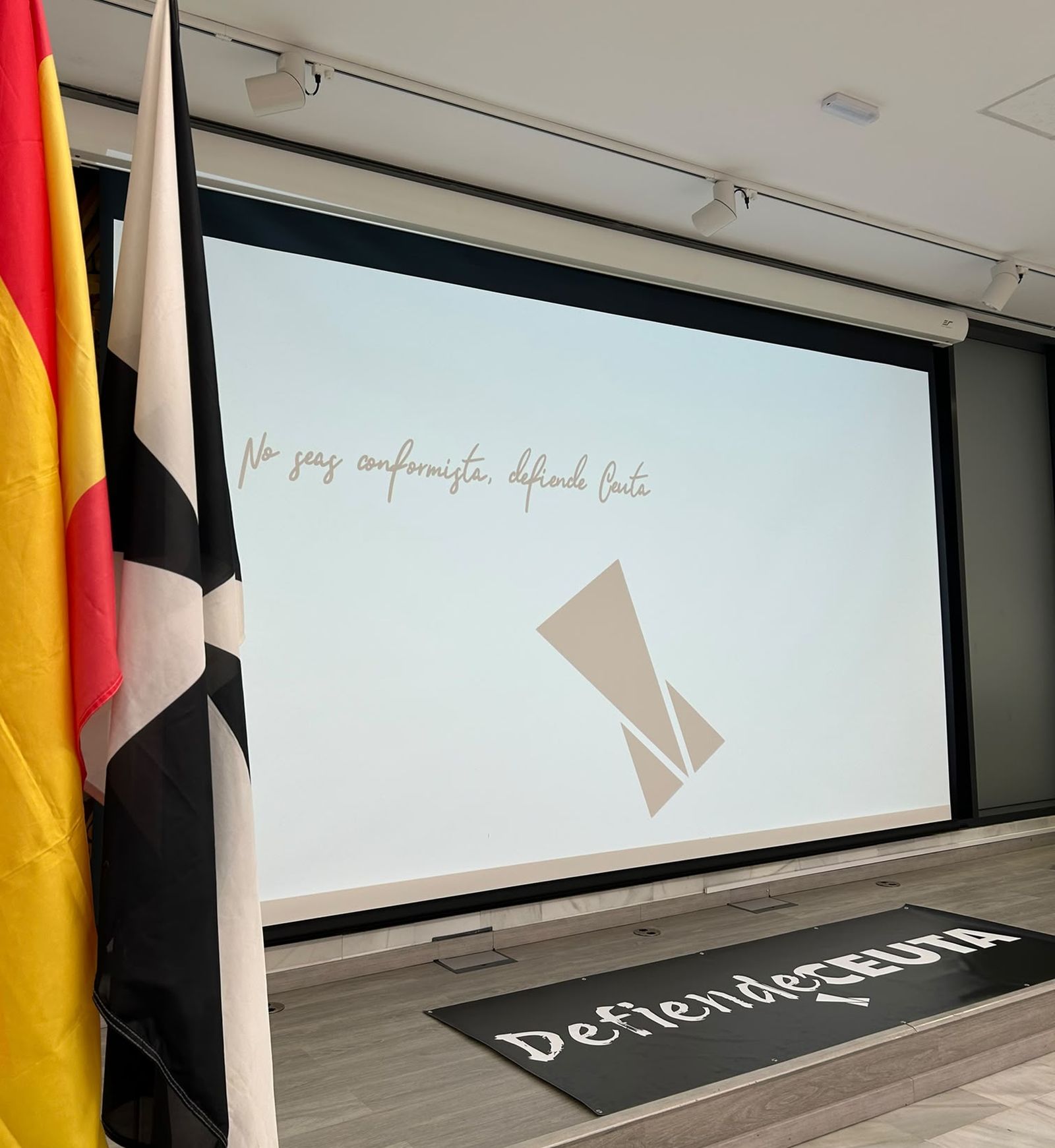 Imagen de la presentación en la biblioteca del Morro de Defiende Ceuta
