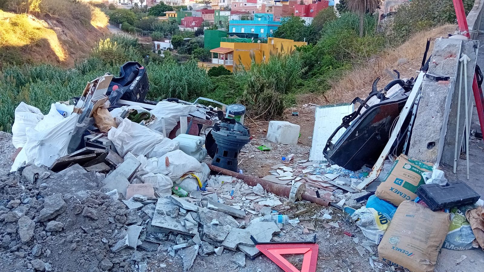 Basura recogida por los operarios de las Brigadas Verticales en una zona próxima a Zurrón Basura recogida por los operarios de las Brigadas Verticales en una zona próxima a Zurrón