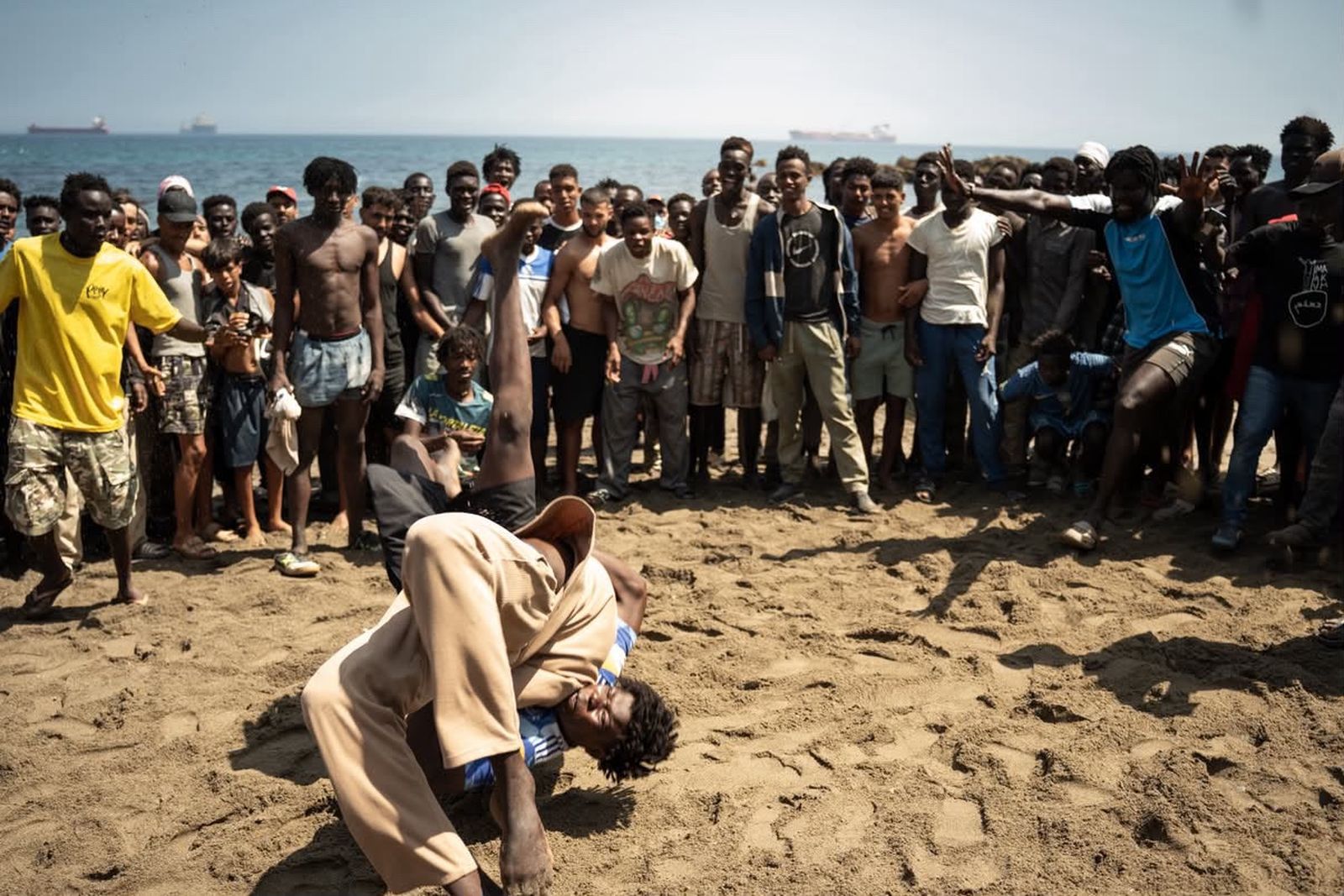 Los migrantes del Trampolín improvisan un 'ring' en la arena