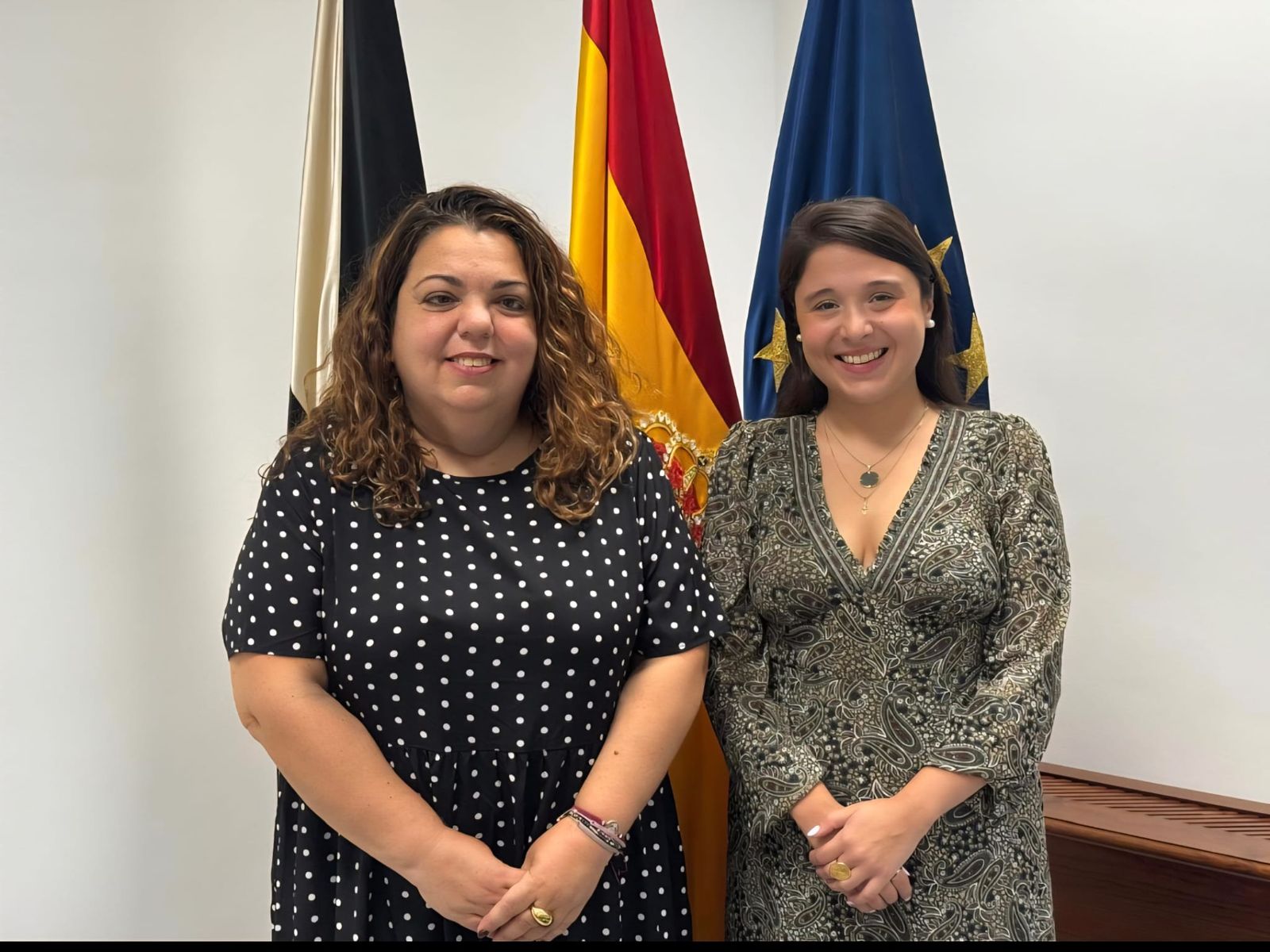 Lucía Cerdeira, junto a la delegada del Gobierno, Cristina Pérez