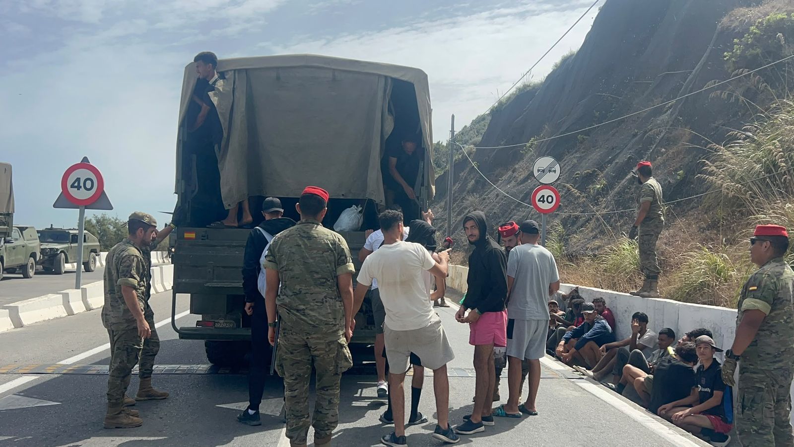 El Ejército transporta a centenares de migrantes desde las barriadas de Ceuta de vuelta a la frontera