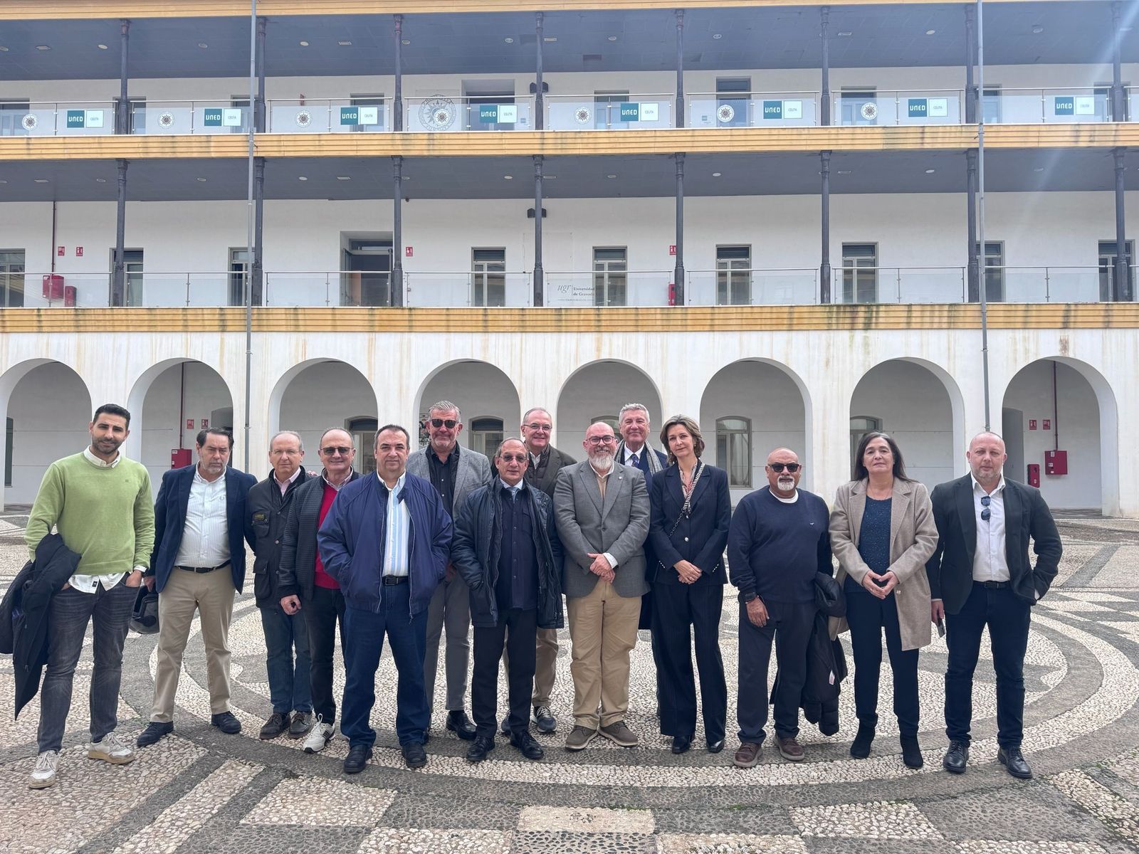 Foto de familia en las instalaciones del Campus Universitario