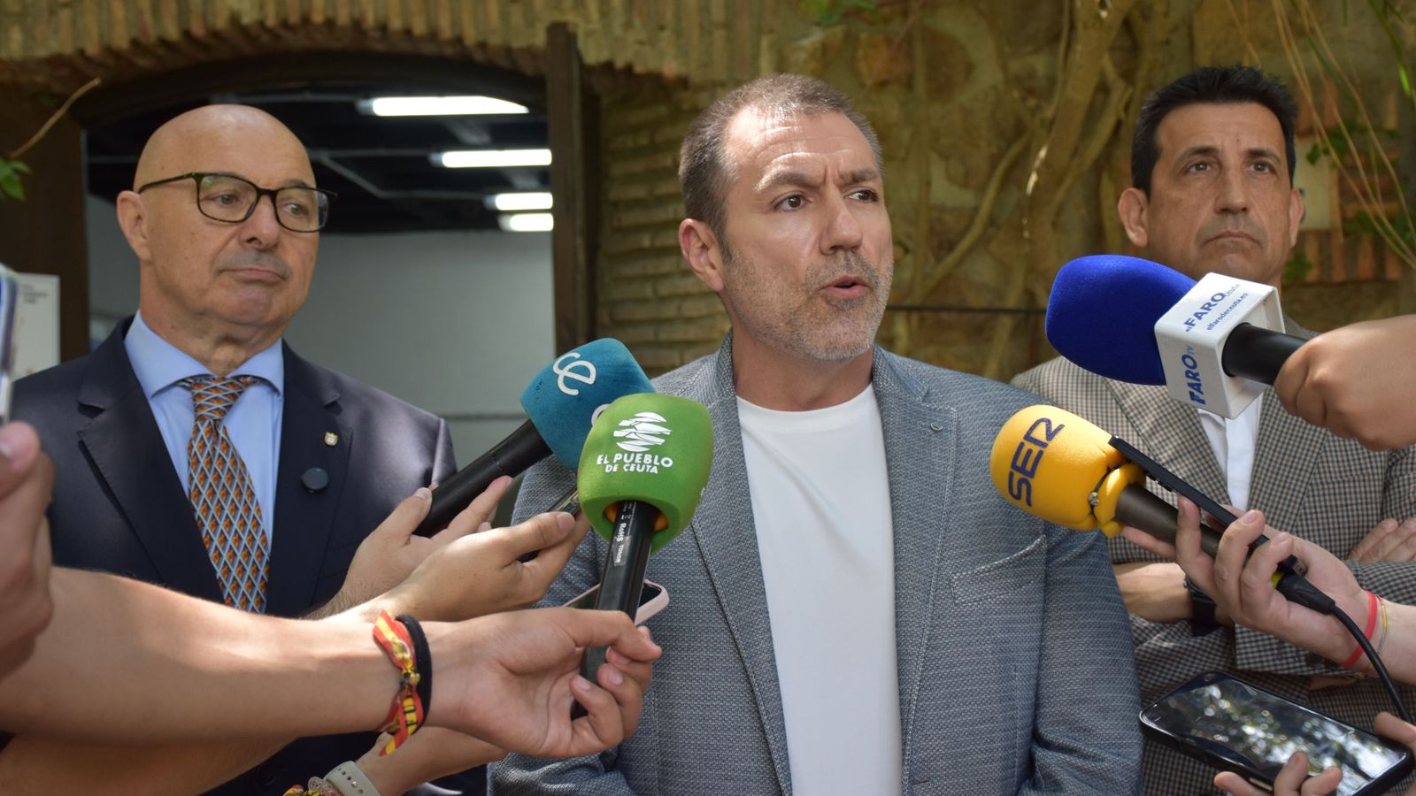 El jefe de Fomento de la Delegación, Diego Martínez, durante la presentación de la renovada sala de bombas del Parque Marítimo