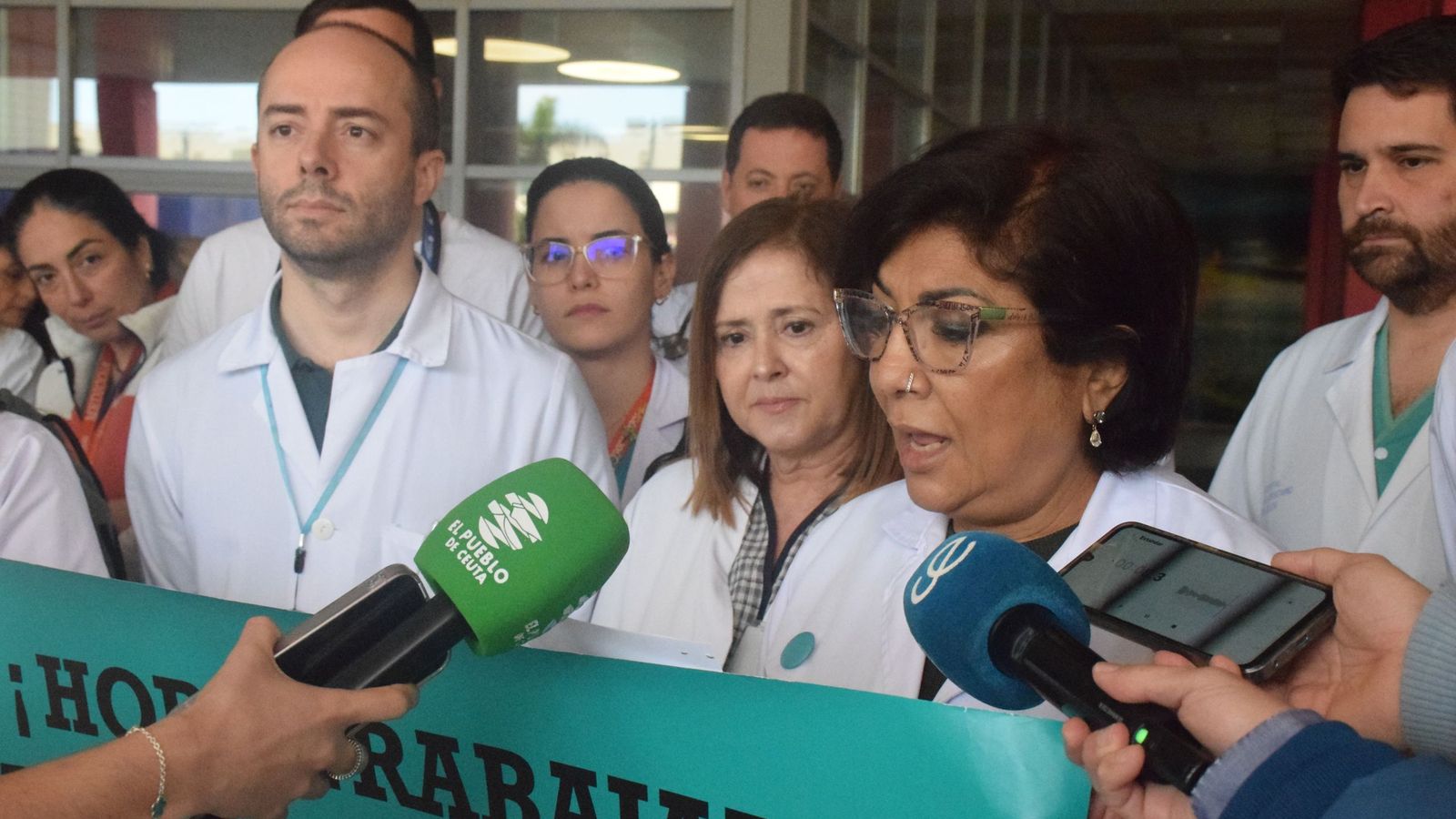 La delegada de MUD en Ceuta, Kumari Nanwani, lee el manifesto durante la concentración a las puertas del HUCE por la huelga de médicos de marzo