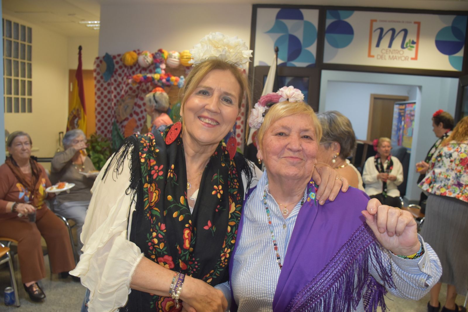 Las mujeres del Centro del Mayor celebran sus Cruces de Mayo